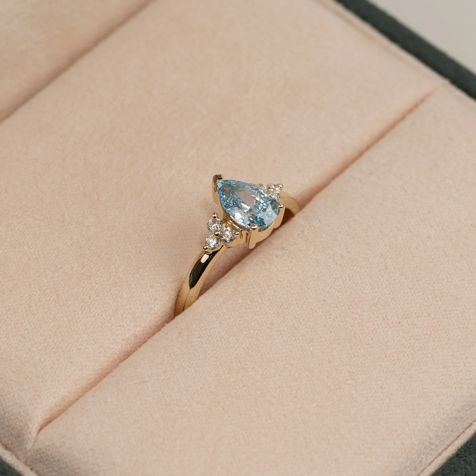 PEAR-CUT TRIAD BLUE LAB-DIAMOND RING - 1.15ct - YG - Image 5