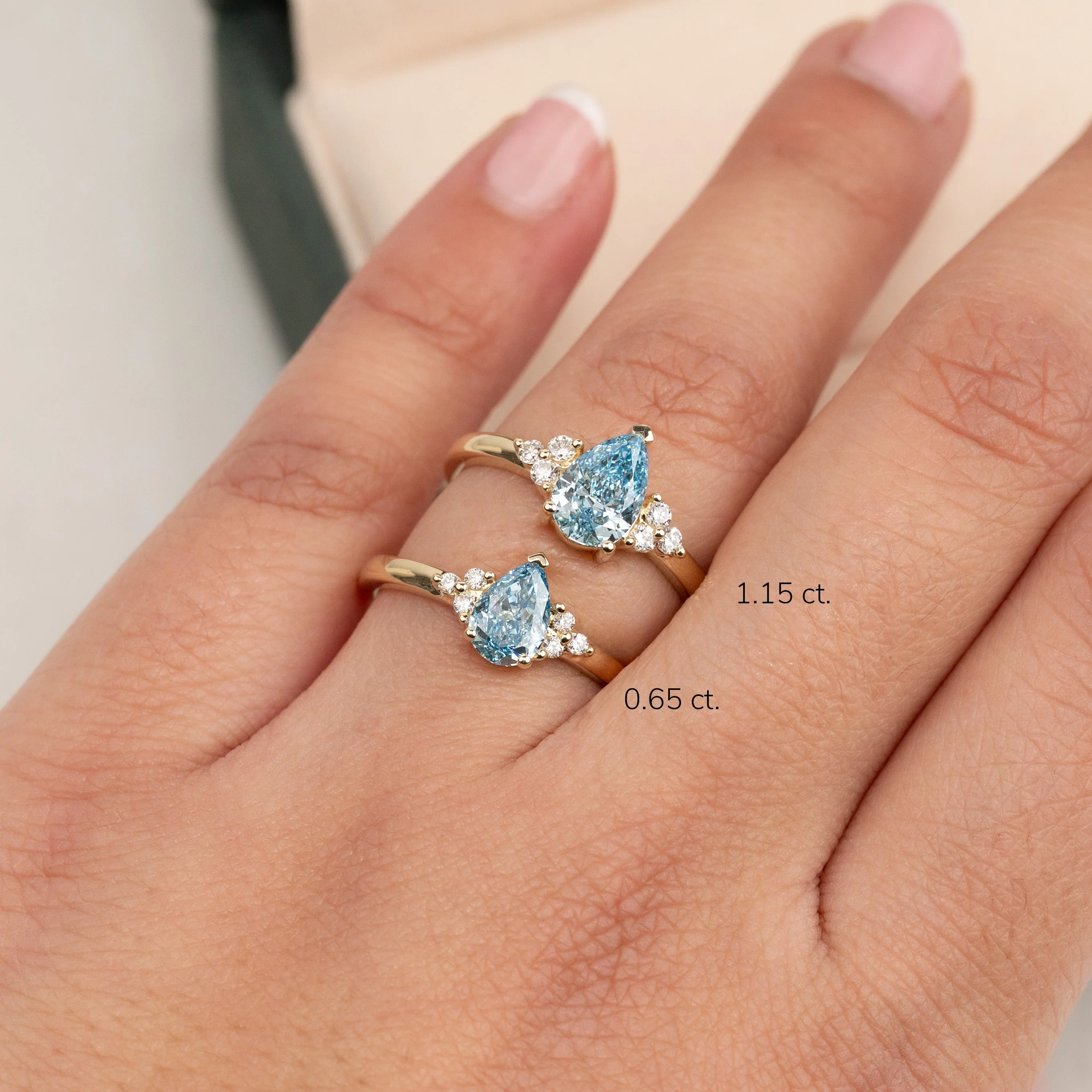 PEAR-CUT TRIAD BLUE LAB-DIAMOND RING - 1.15ct - YG - Image 6