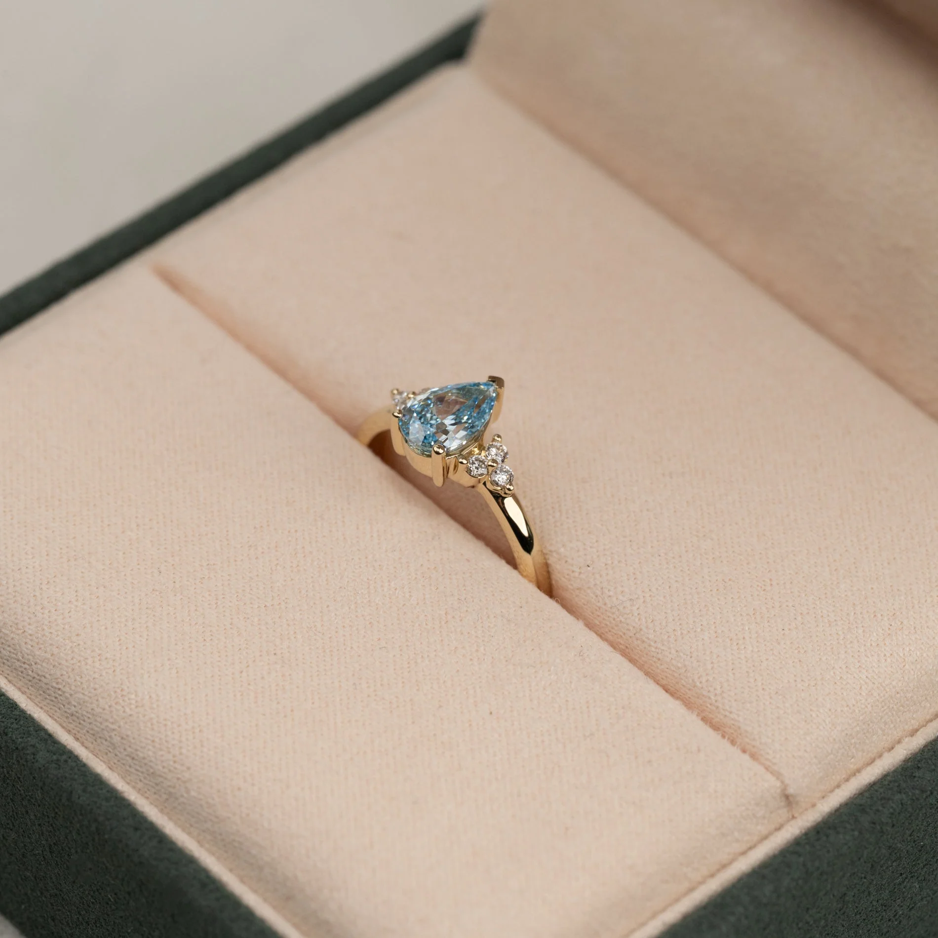 PEAR-CUT TRIAD BLUE LAB-DIAMOND RING - 1.15ct - YG - Image 7