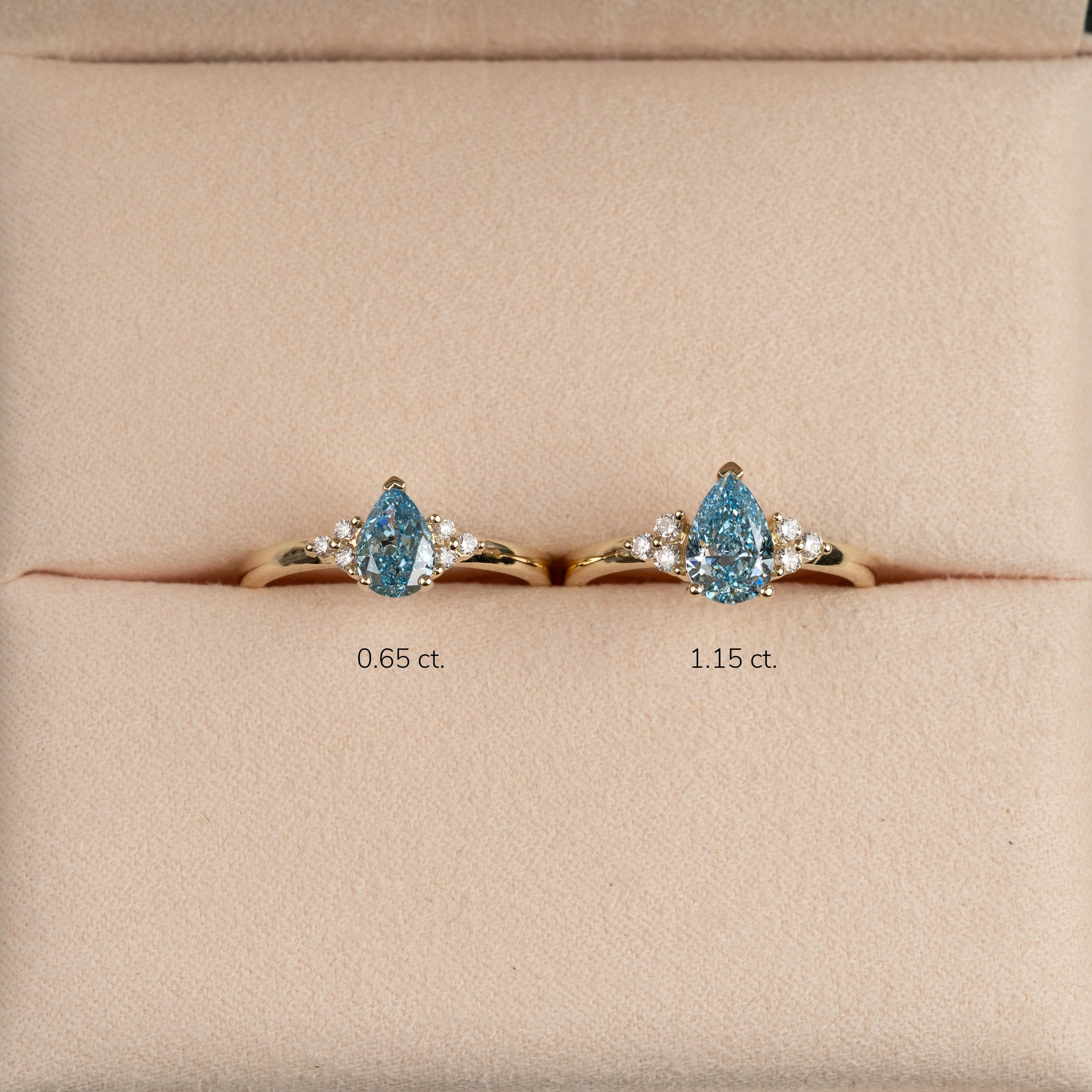 PEAR-CUT TRIAD BLUE LAB-DIAMOND RING - 1.15ct - YG - Image 8