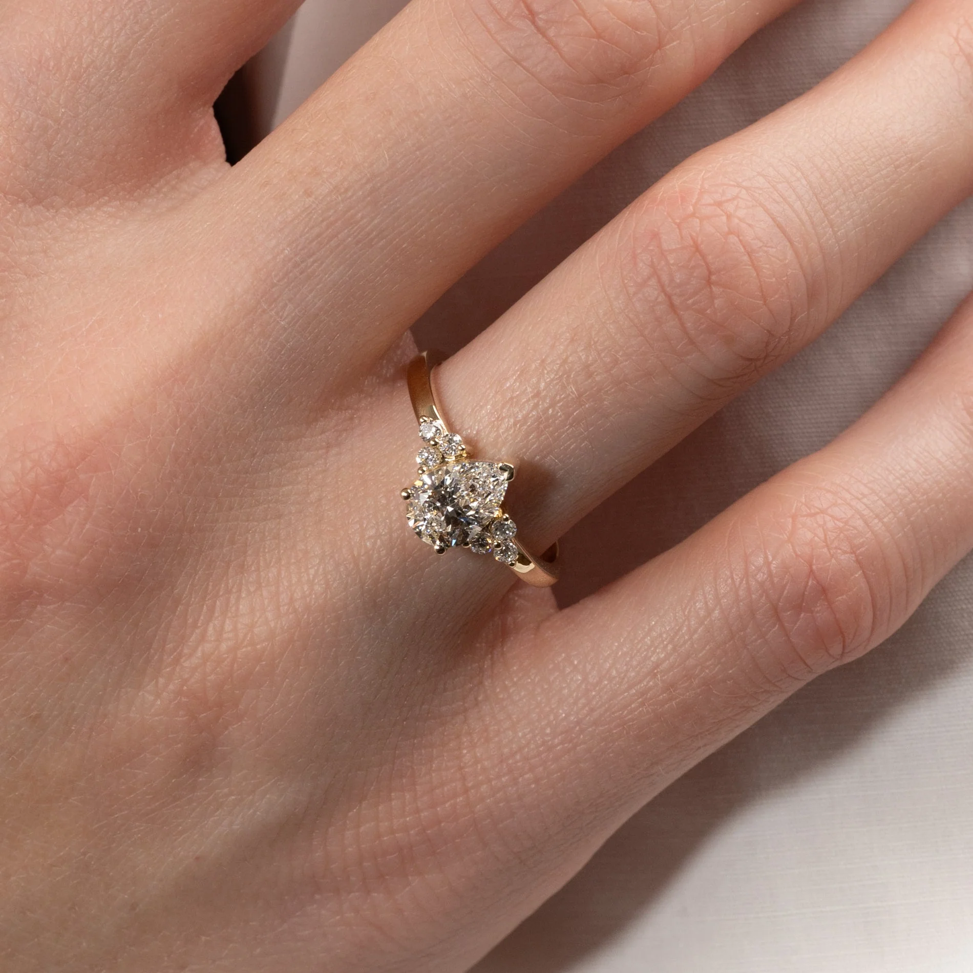 PEAR-CUT TRIAD LAB-DIAMOND RING - 1.15ct - YG - Image 2