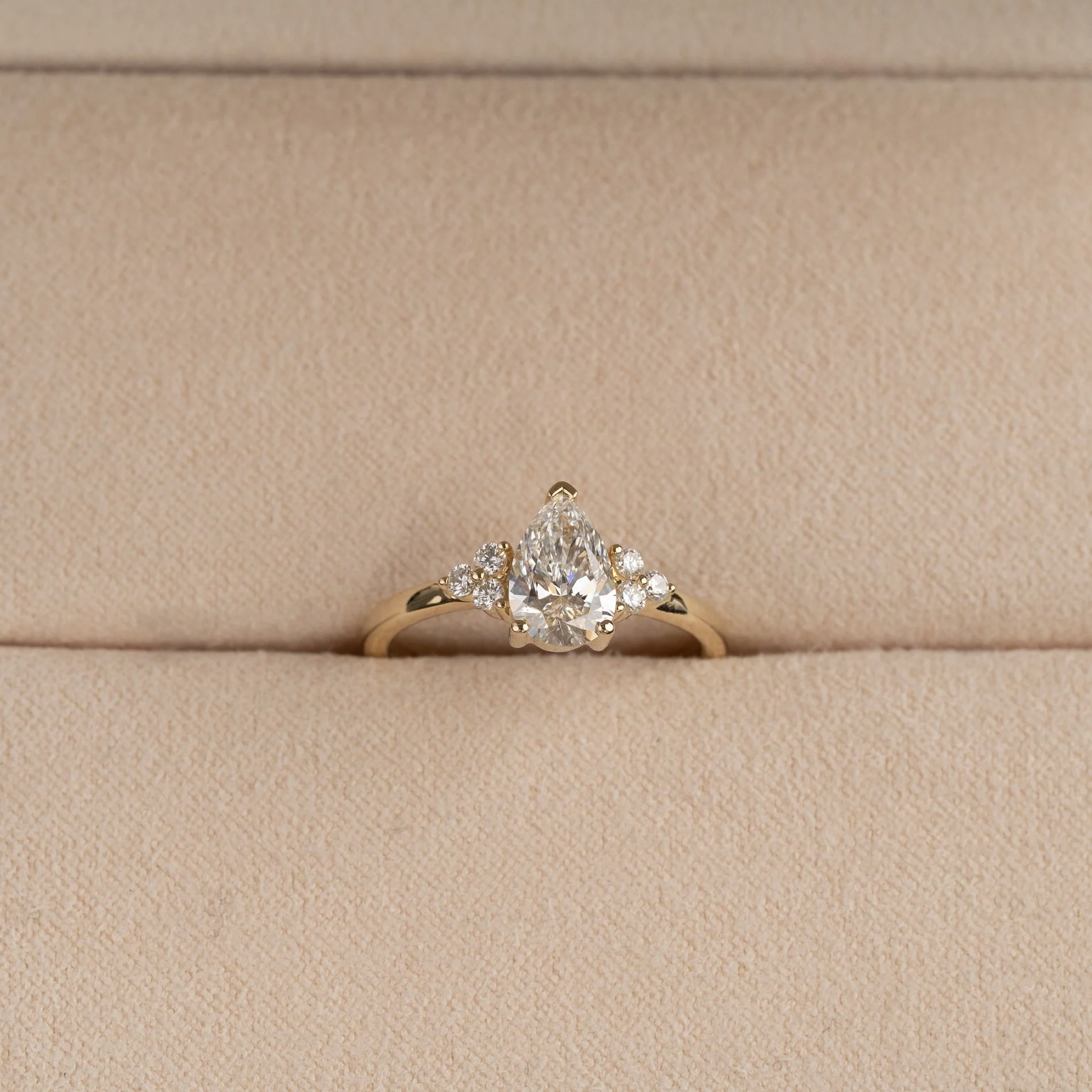 PEAR-CUT TRIAD LAB-DIAMOND RING - 1.15ct - YG - Image 3