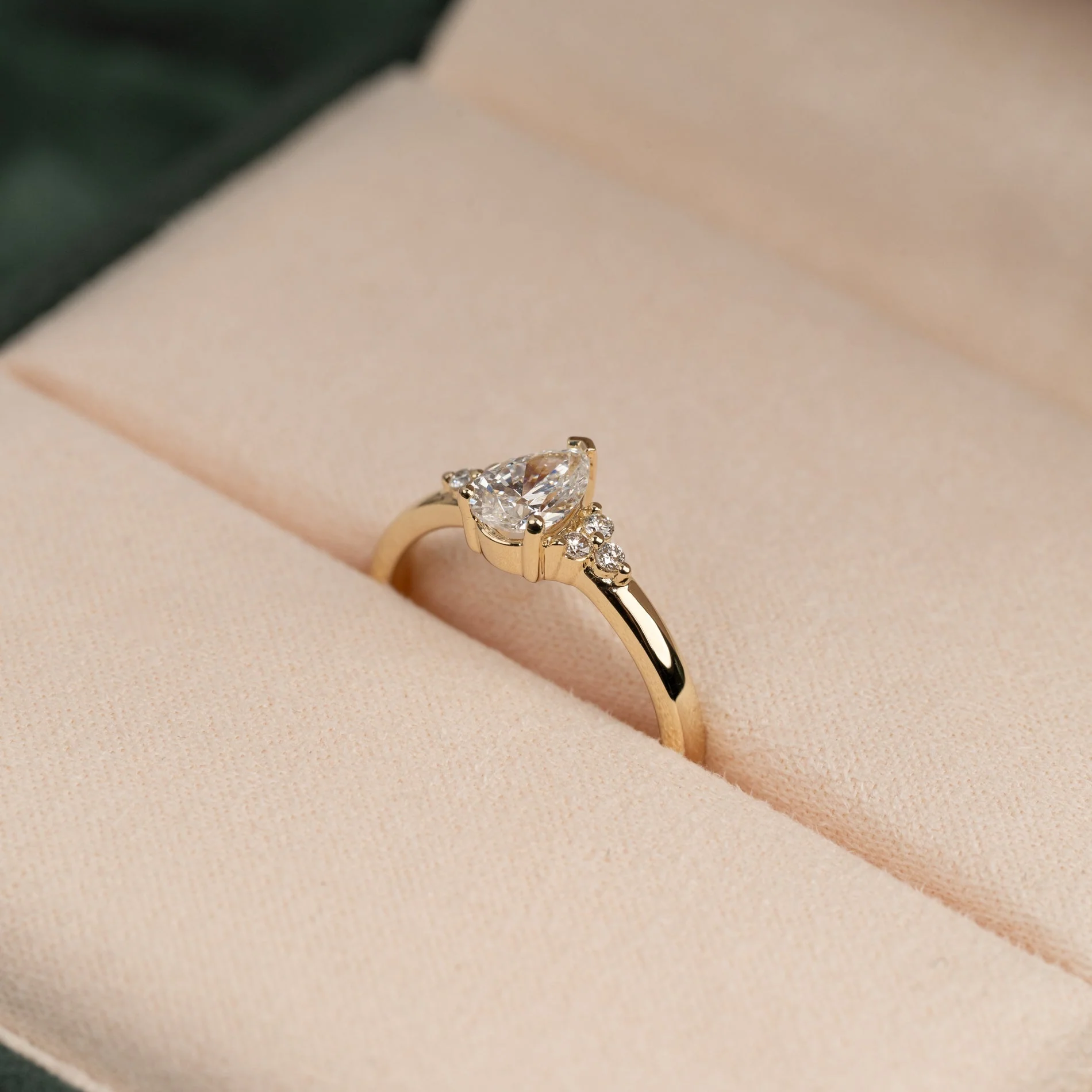 PEAR-CUT TRIAD LAB-DIAMOND RING - 0.65ct - YG - Image 4