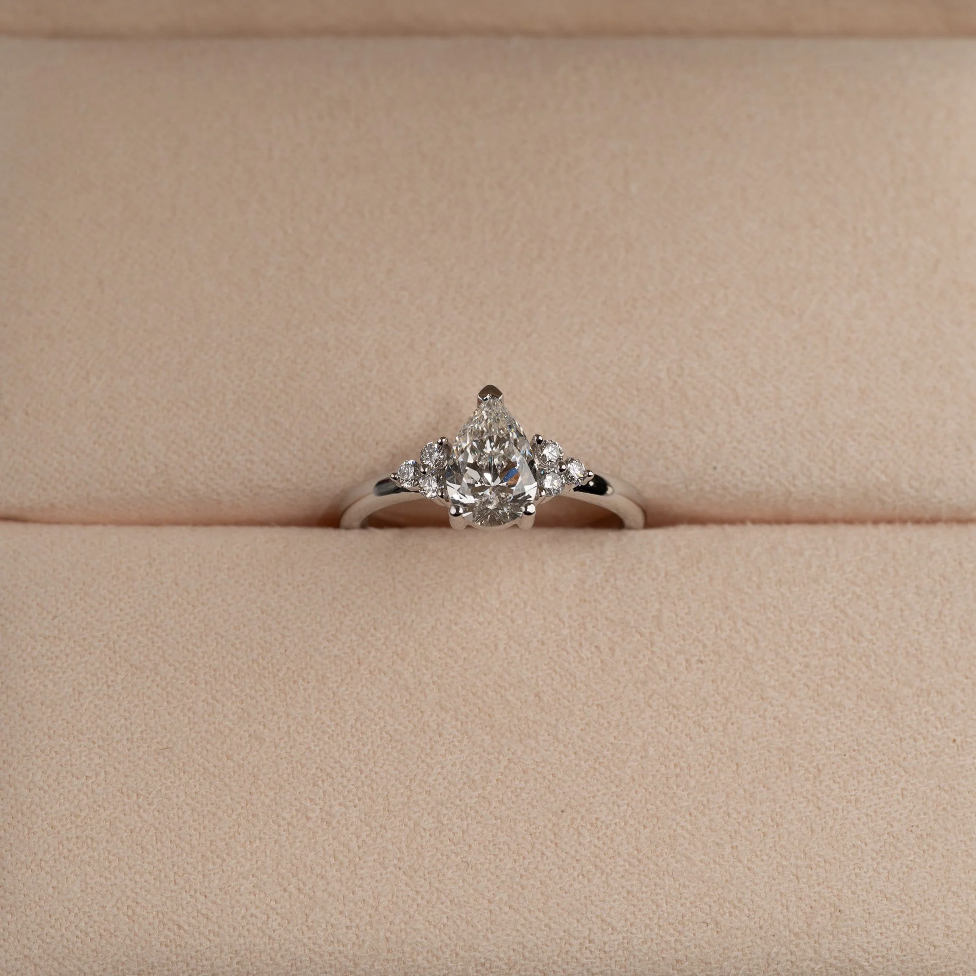 PEAR-CUT TRIAD LAB-DIAMOND RING - 1.15ct - WG - Image 6