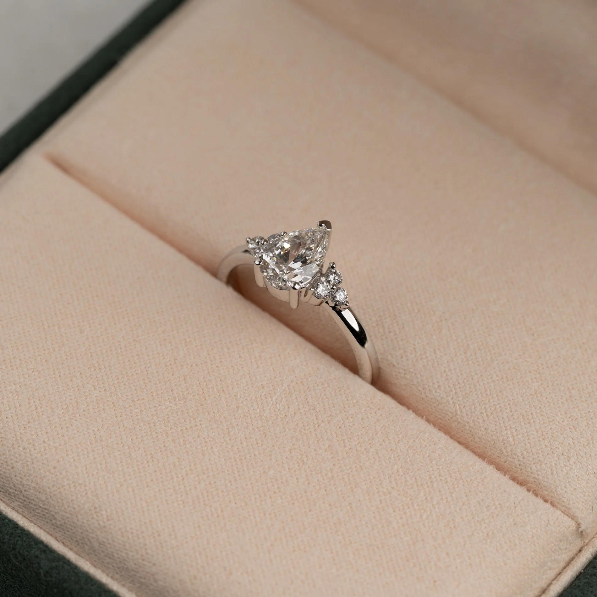 PEAR-CUT TRIAD LAB-DIAMOND RING - 1.15ct - WG - Image 8