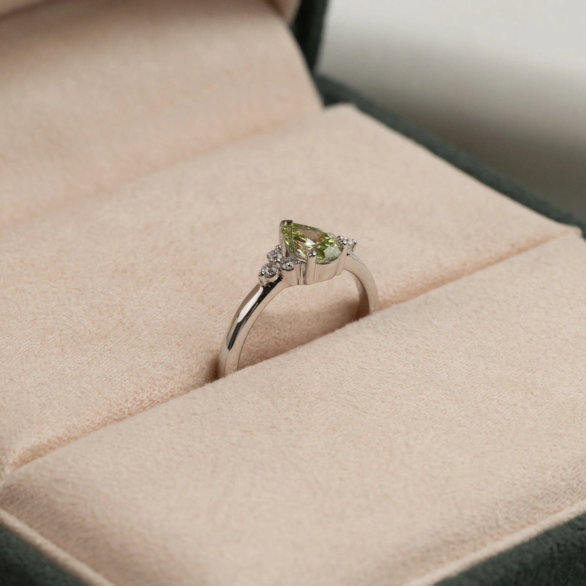 PEAR-CUT TRIAD GREEN LAB-DIAMOND RING - 0.65ct - WG - Image 3