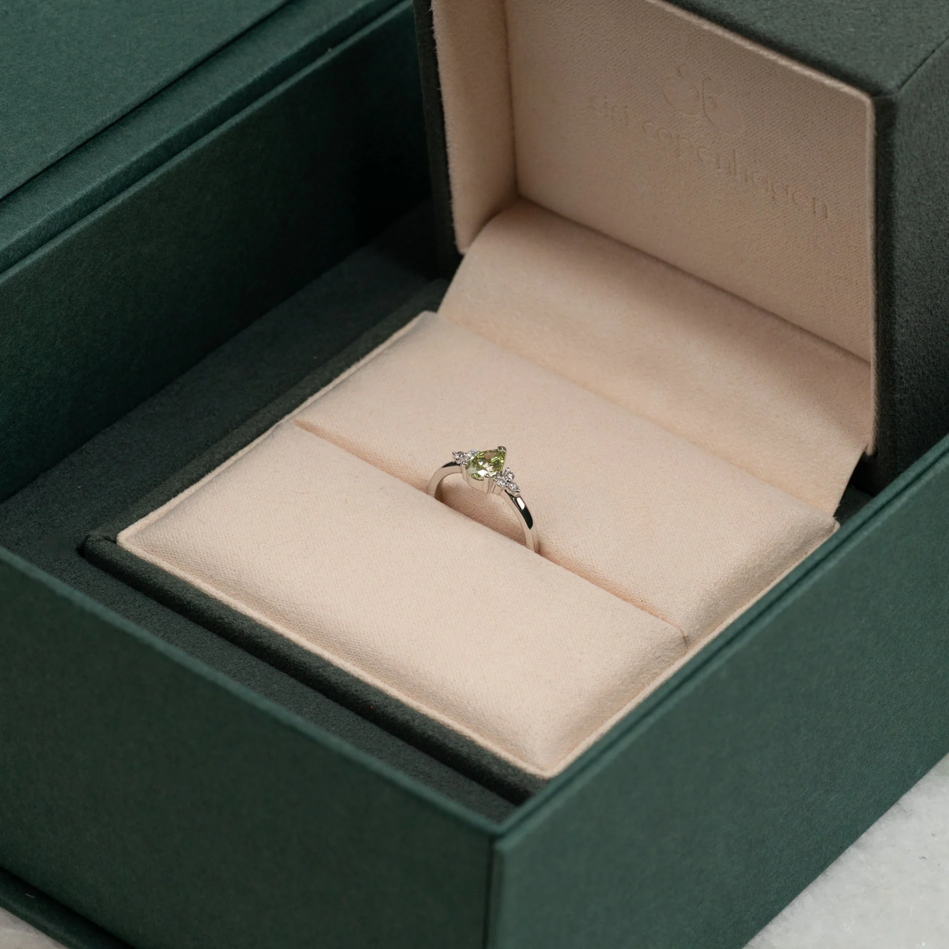 PEAR-CUT TRIAD GREEN LAB-DIAMOND RING - 0.65ct - WG - Image 5