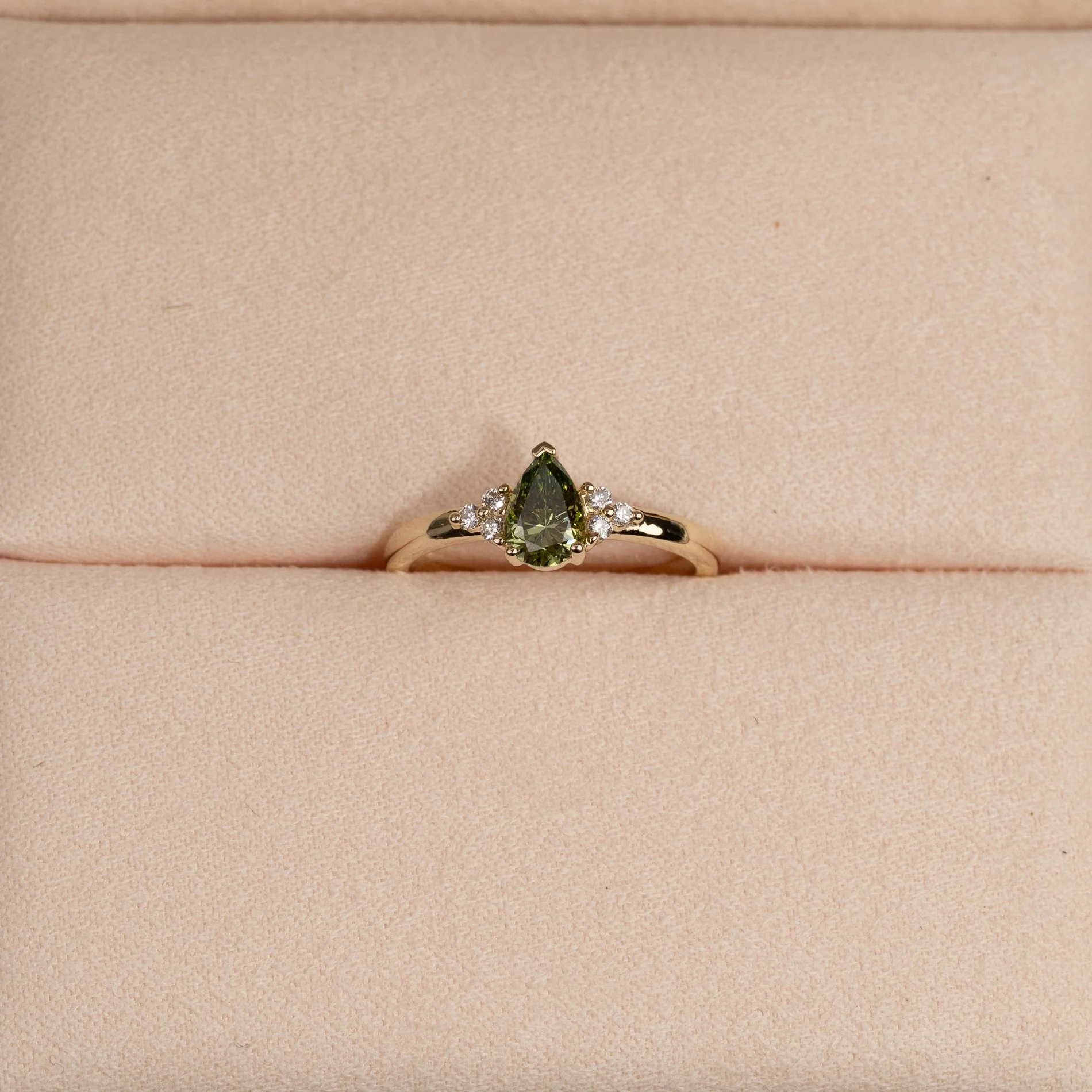 PEAR-CUT TRIAD GREEN LAB-DIAMOND RING - 0.65ct - YG - Image 2