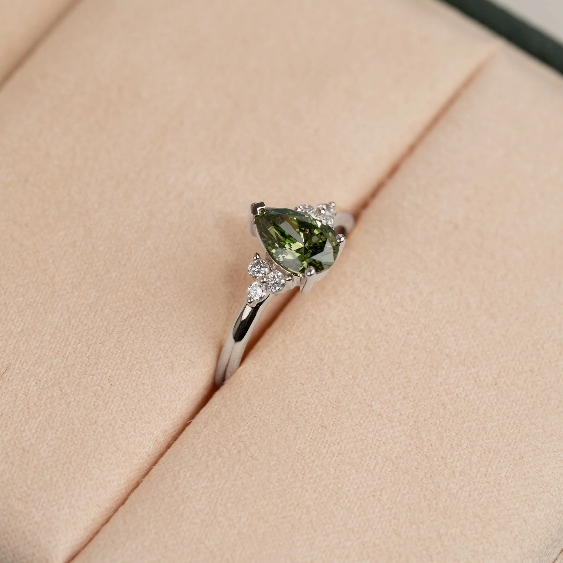 PEAR-CUT TRIAD GREEN LAB-DIAMOND RING - 1.15ct - WG - Image 2