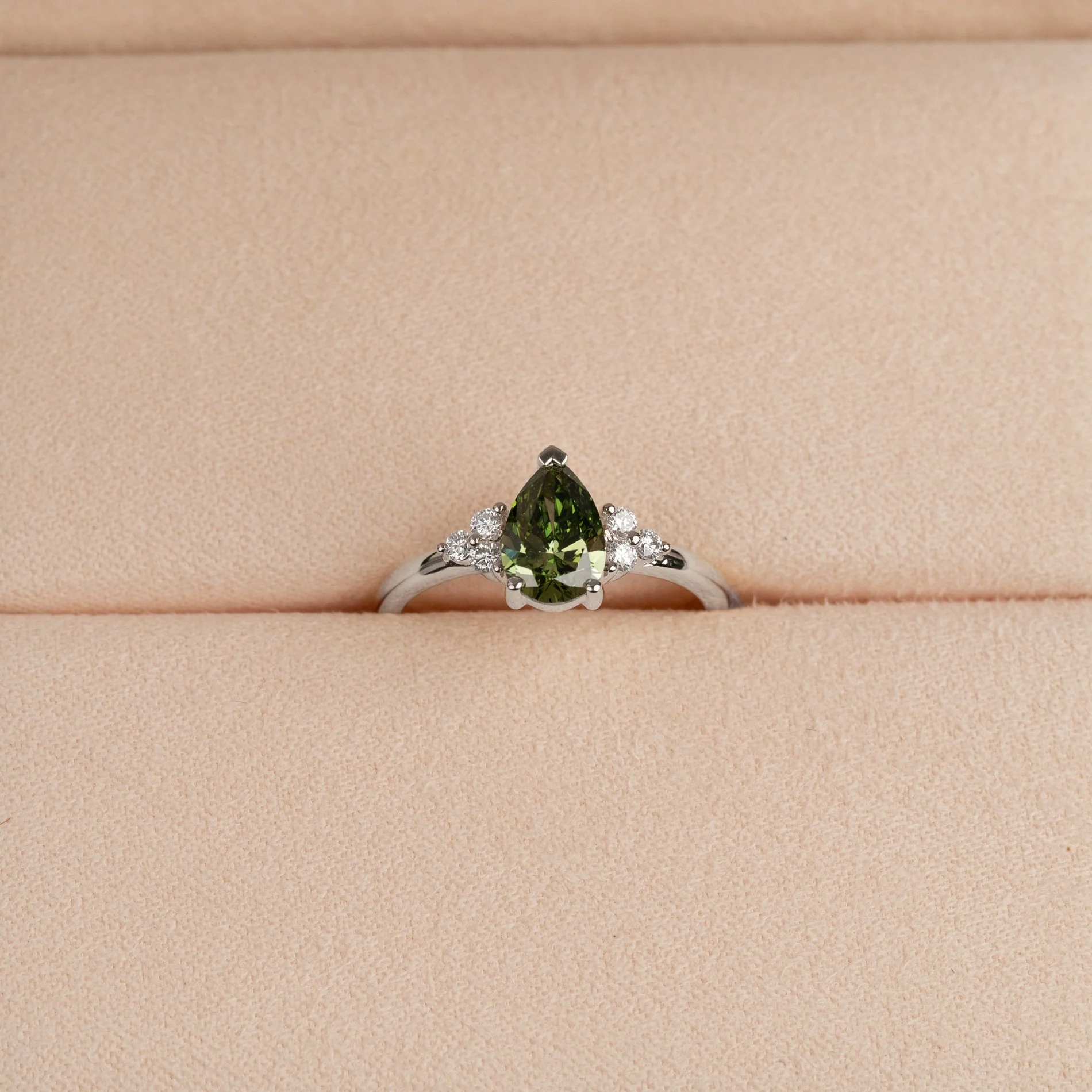 PEAR-CUT TRIAD GREEN LAB-DIAMOND RING - 1.15ct - WG - Image 3