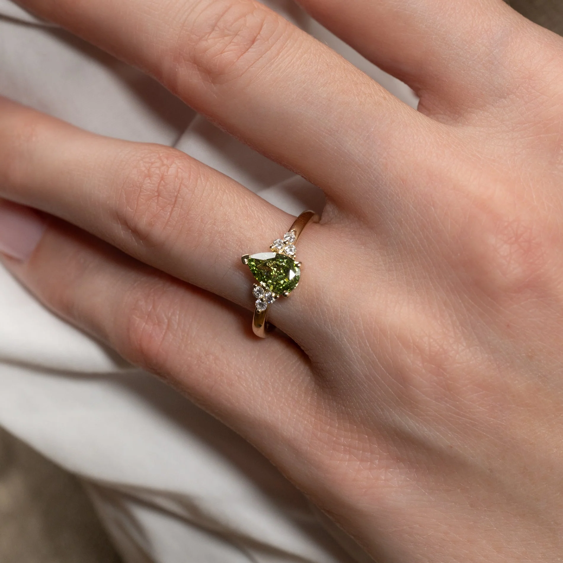 PEAR-CUT TRIAD GREEN LAB-DIAMOND RING - 1.15ct - YG - Image 3