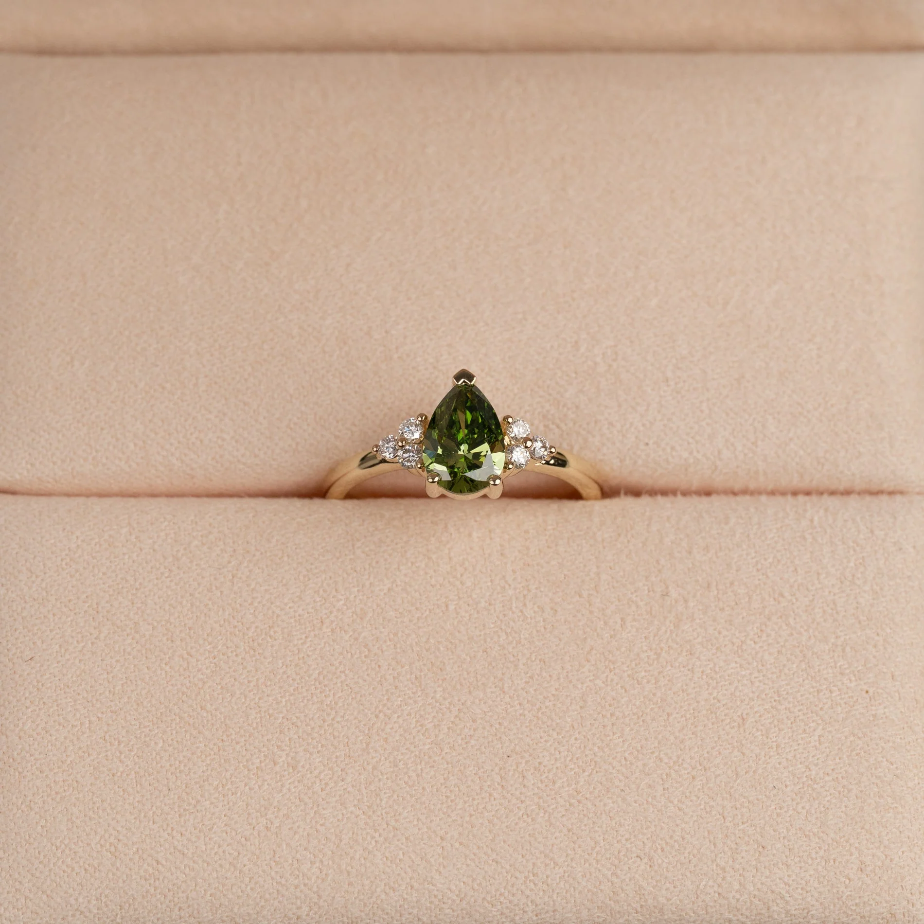 PEAR-CUT TRIAD GREEN LAB-DIAMOND RING - 1.15ct - YG - Image 4
