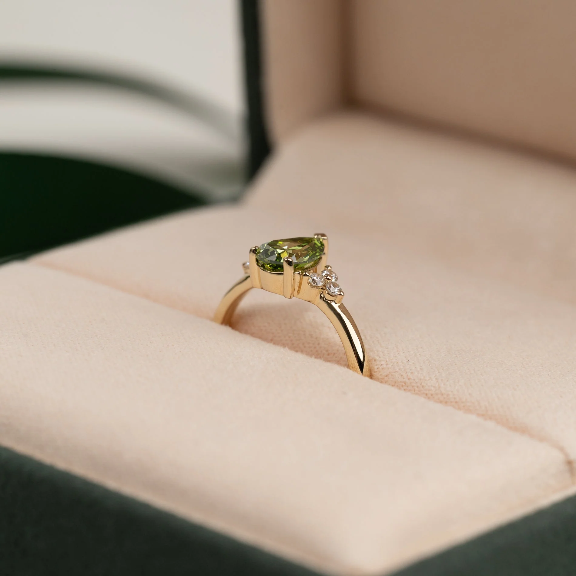 PEAR-CUT TRIAD GREEN LAB-DIAMOND RING - 1.15ct - YG - Image 8