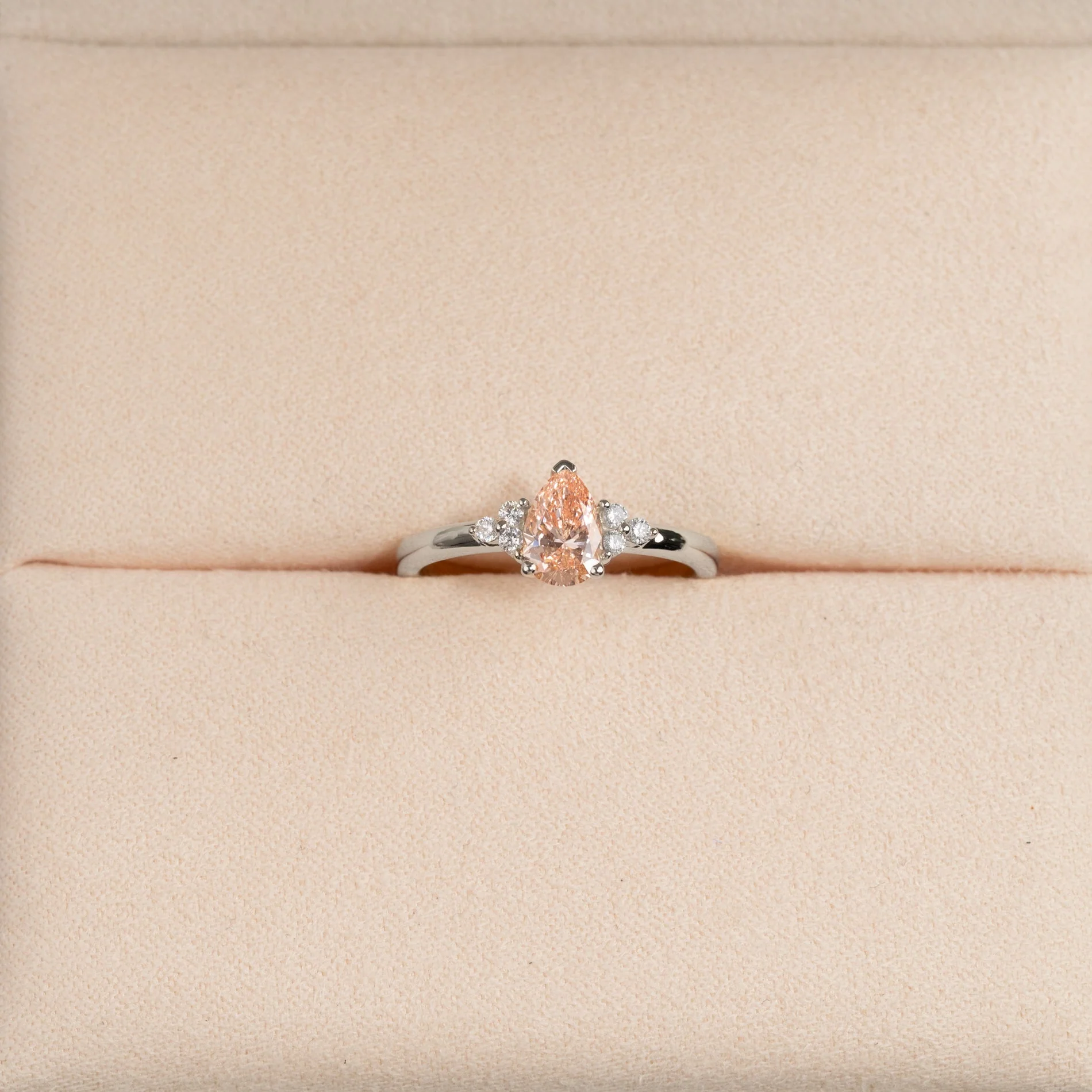 PEAR-CUT TRIAD PINK LAB-DIAMOND RING - 0.65ct - WG - Image 4