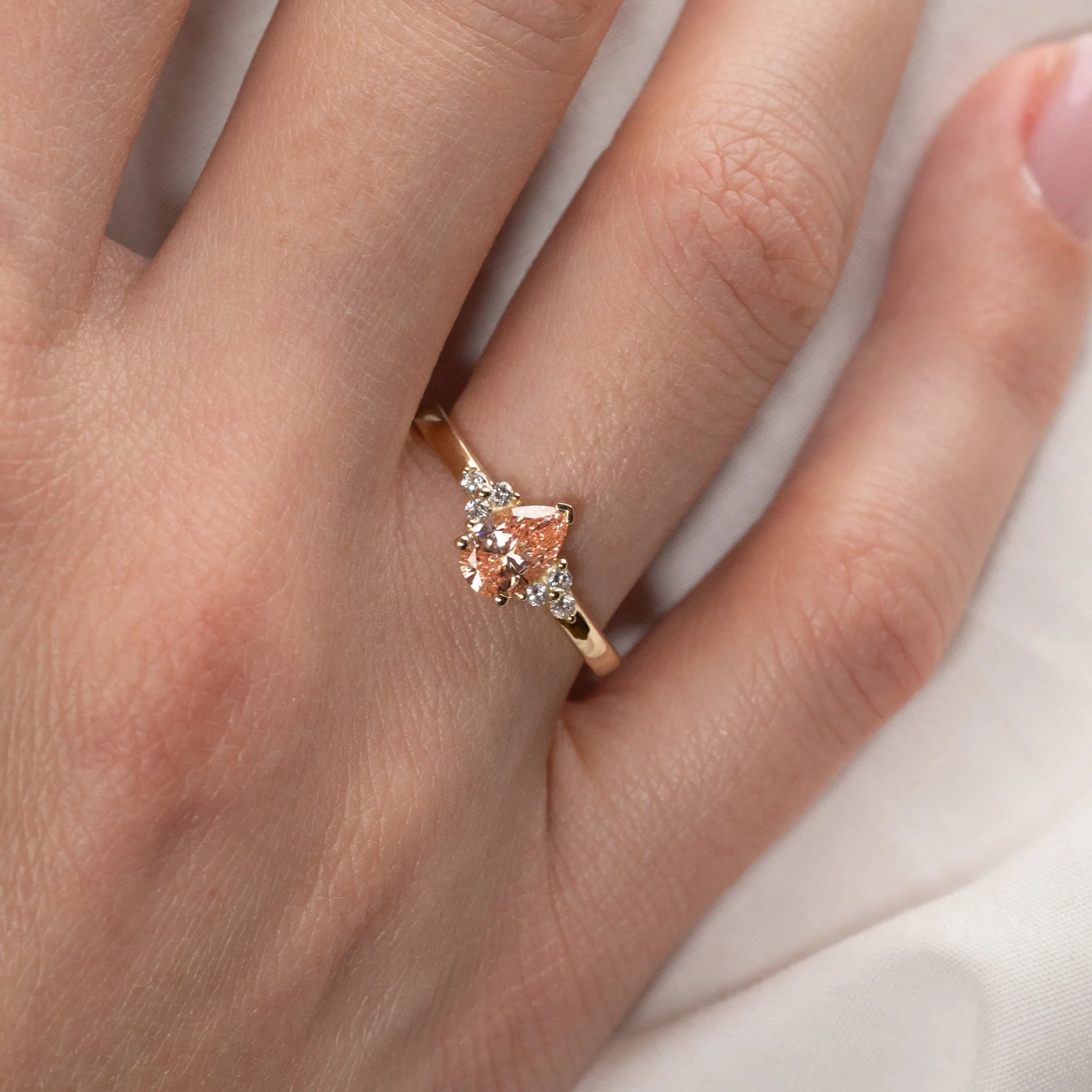 PEAR-CUT TRIAD PINK LAB-DIAMOND RING - 0.65ct - YG - Image 2