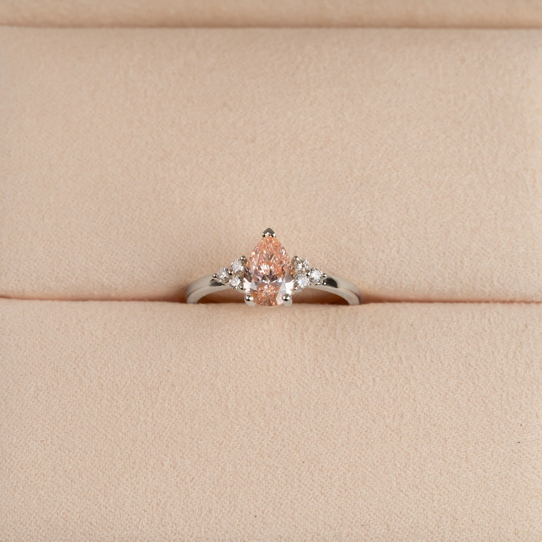 PEAR-CUT TRIAD PINK LAB-DIAMOND RING - 1.15ct - WG - Image 2