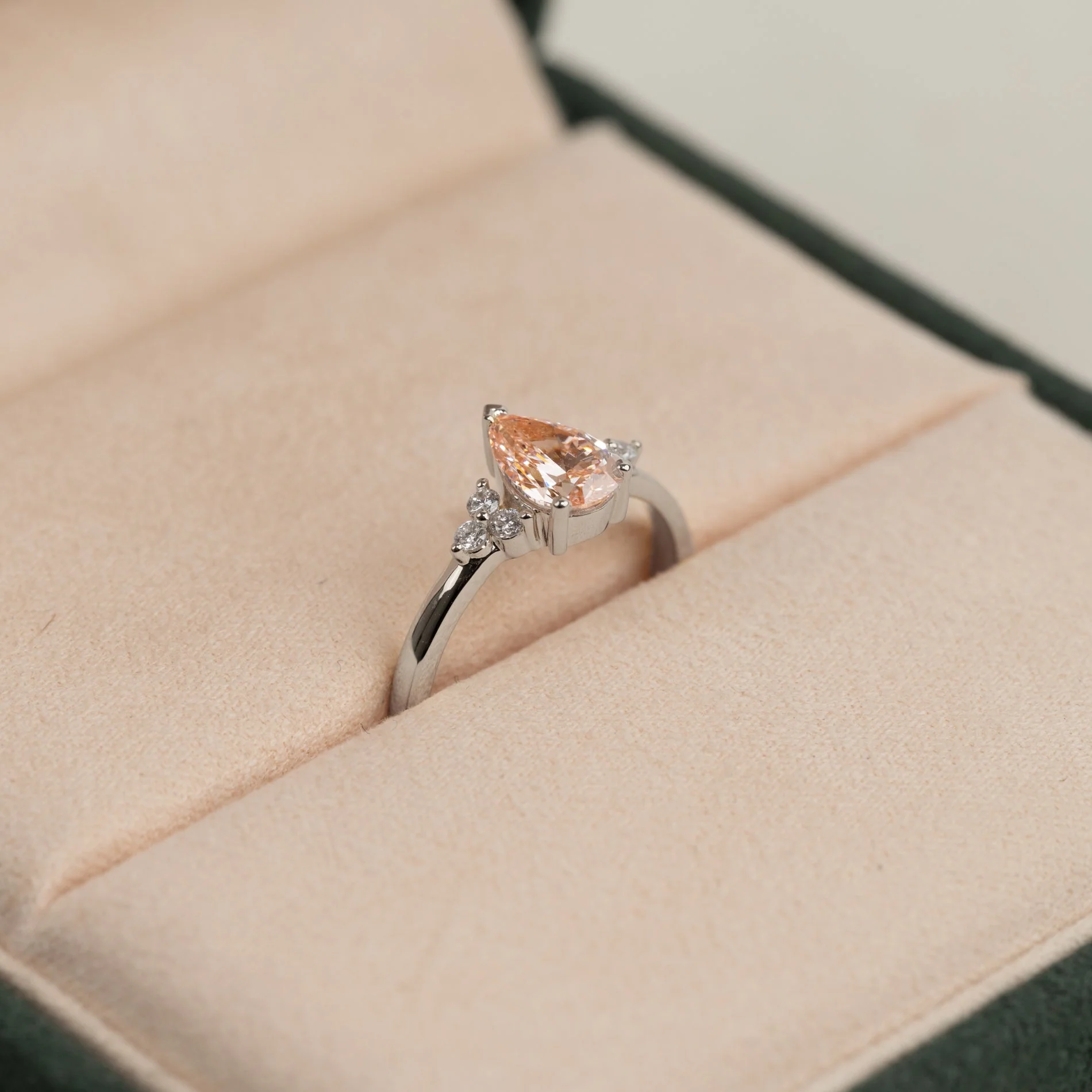 PEAR-CUT TRIAD PINK LAB-DIAMOND RING - 1.15ct - WG - Image 3