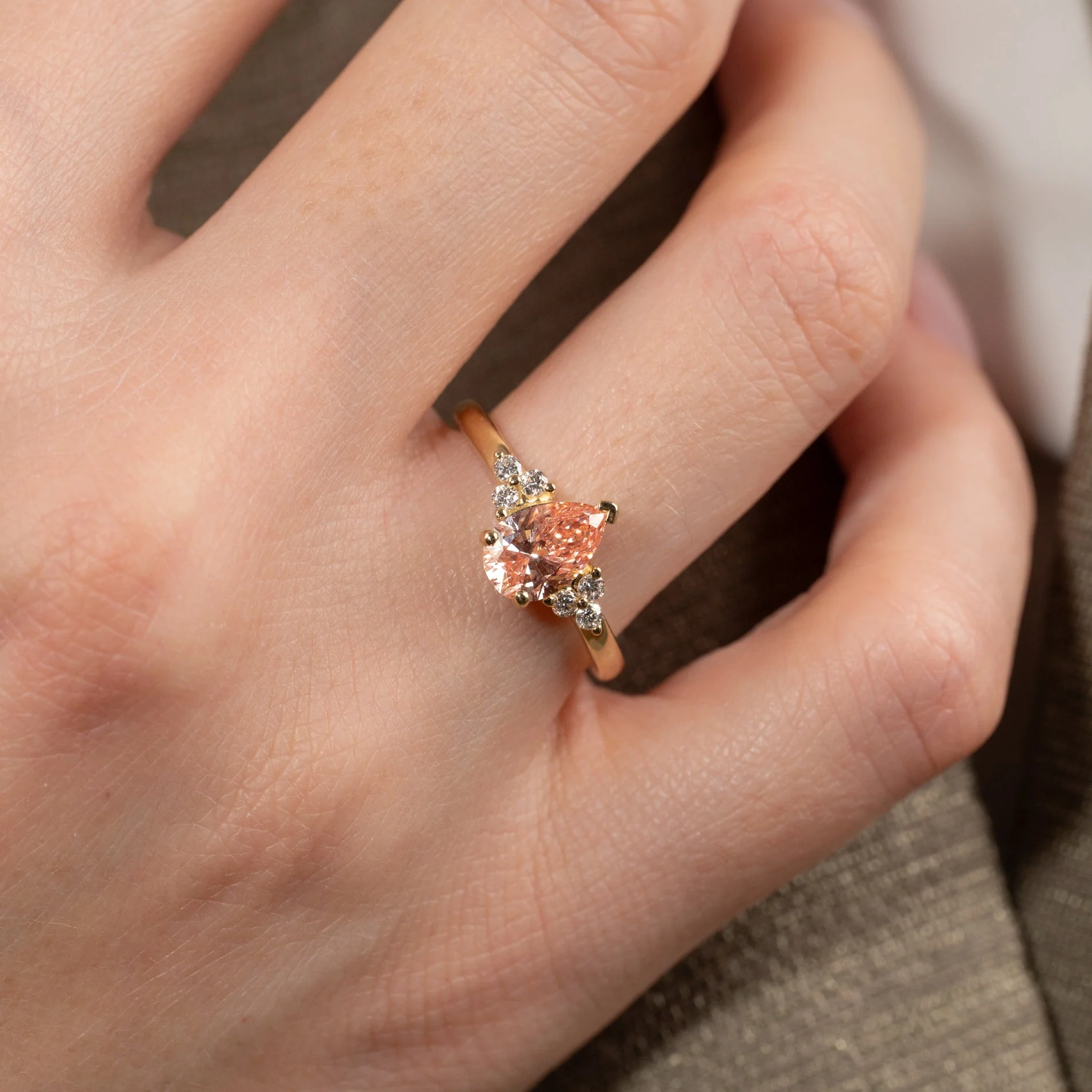 PEAR-CUT TRIAD PINK LAB-DIAMOND RING - 1.15ct - YG - Image 2
