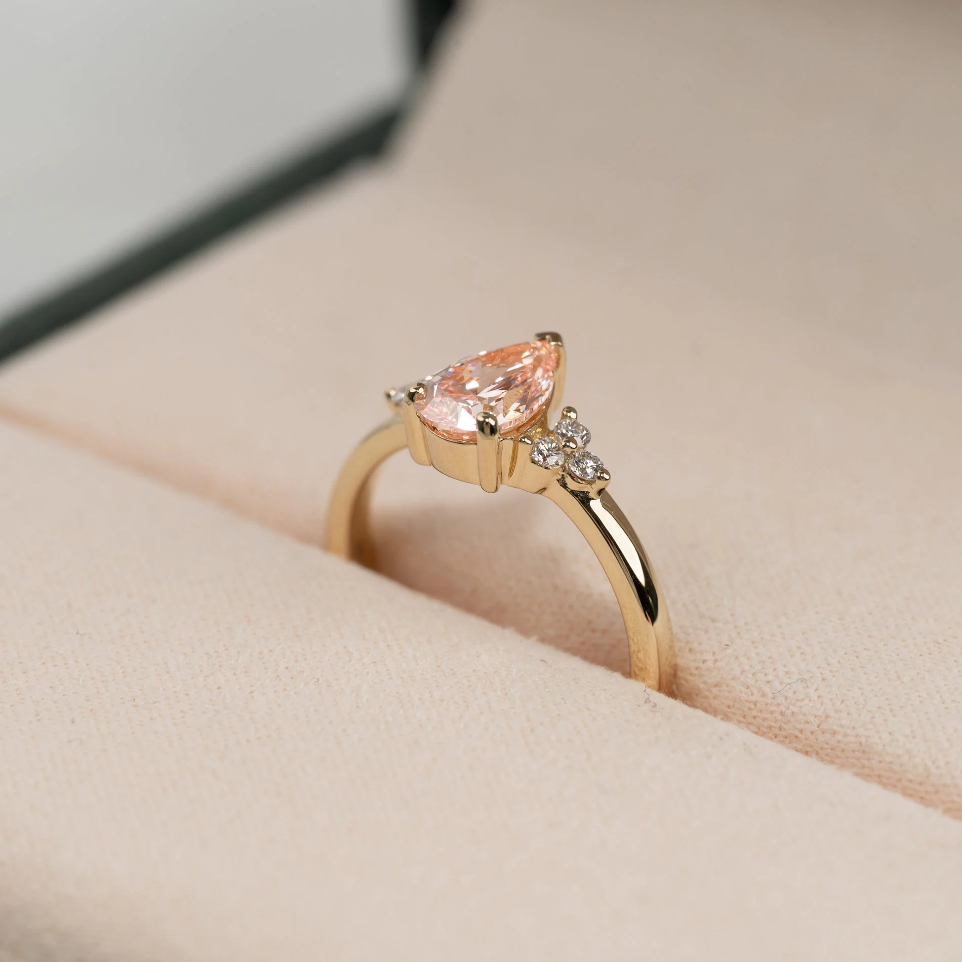 PEAR-CUT TRIAD PINK LAB-DIAMOND RING - 1.15ct - YG - Image 3