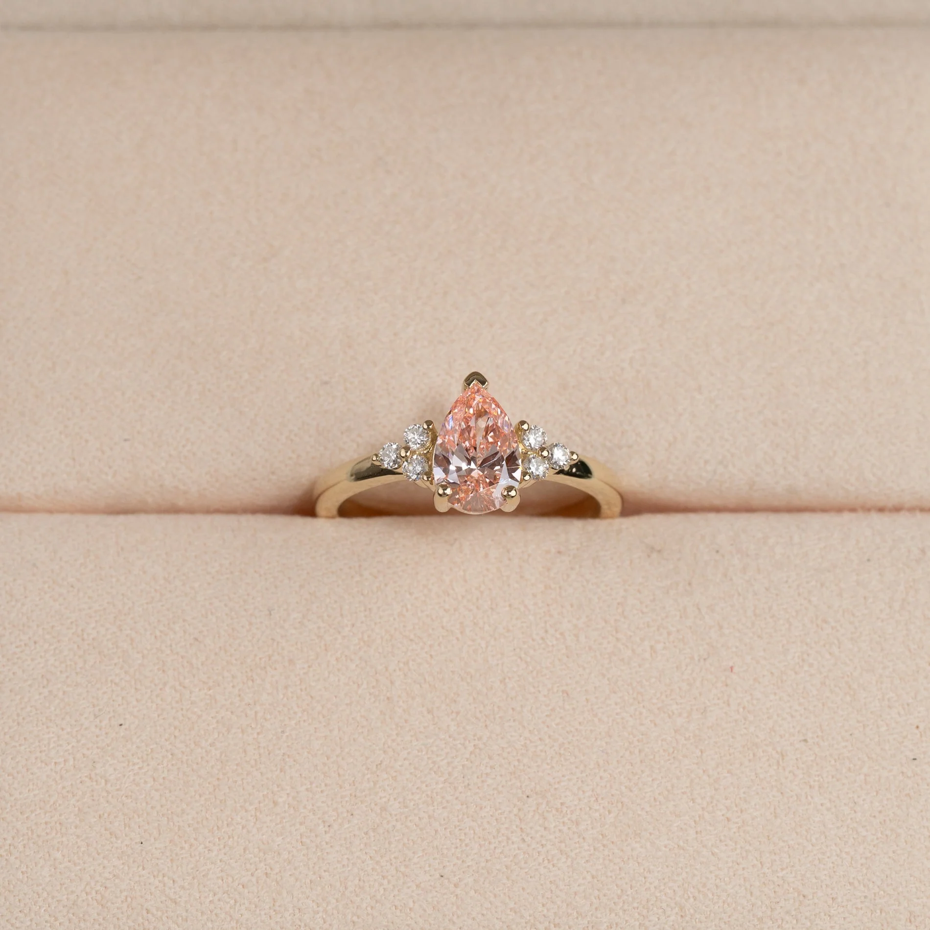 PEAR-CUT TRIAD PINK LAB-DIAMOND RING - 1.15ct - YG - Image 4