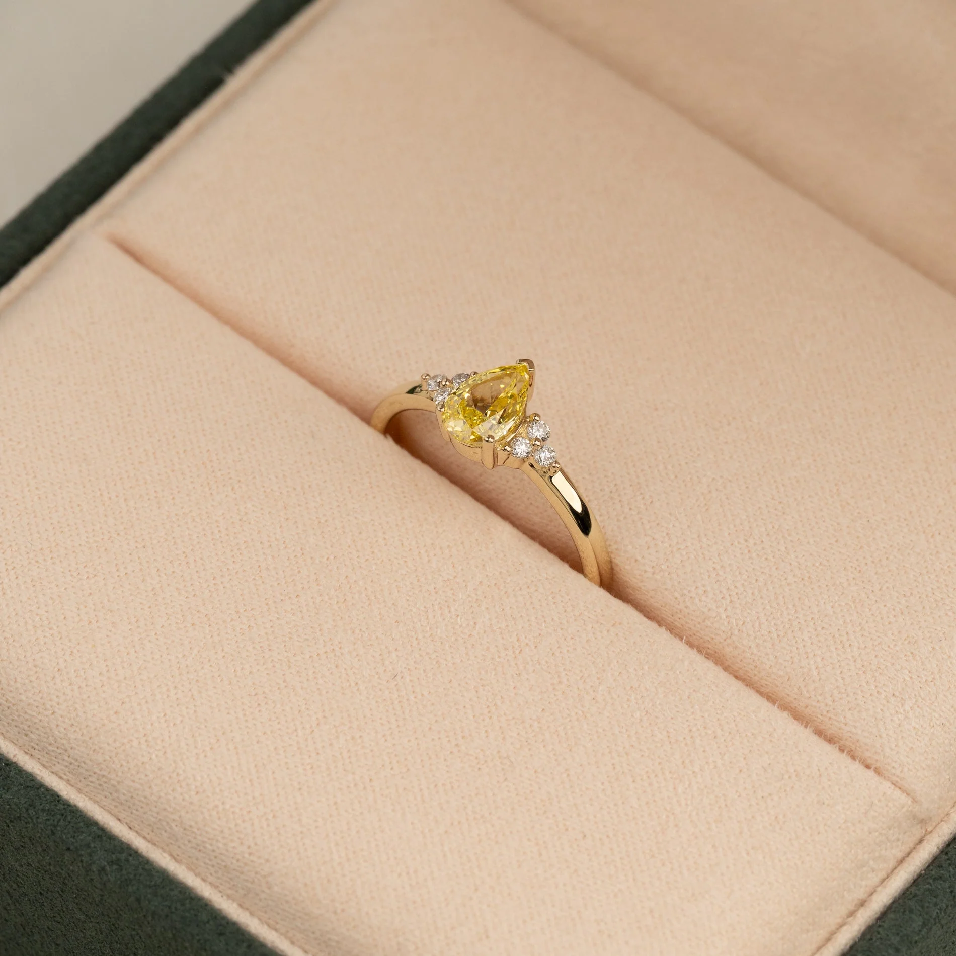 PEAR-CUT TRIAD YELLOW LAB-DIAMOND RING - 0.65ct - YG - Image 5