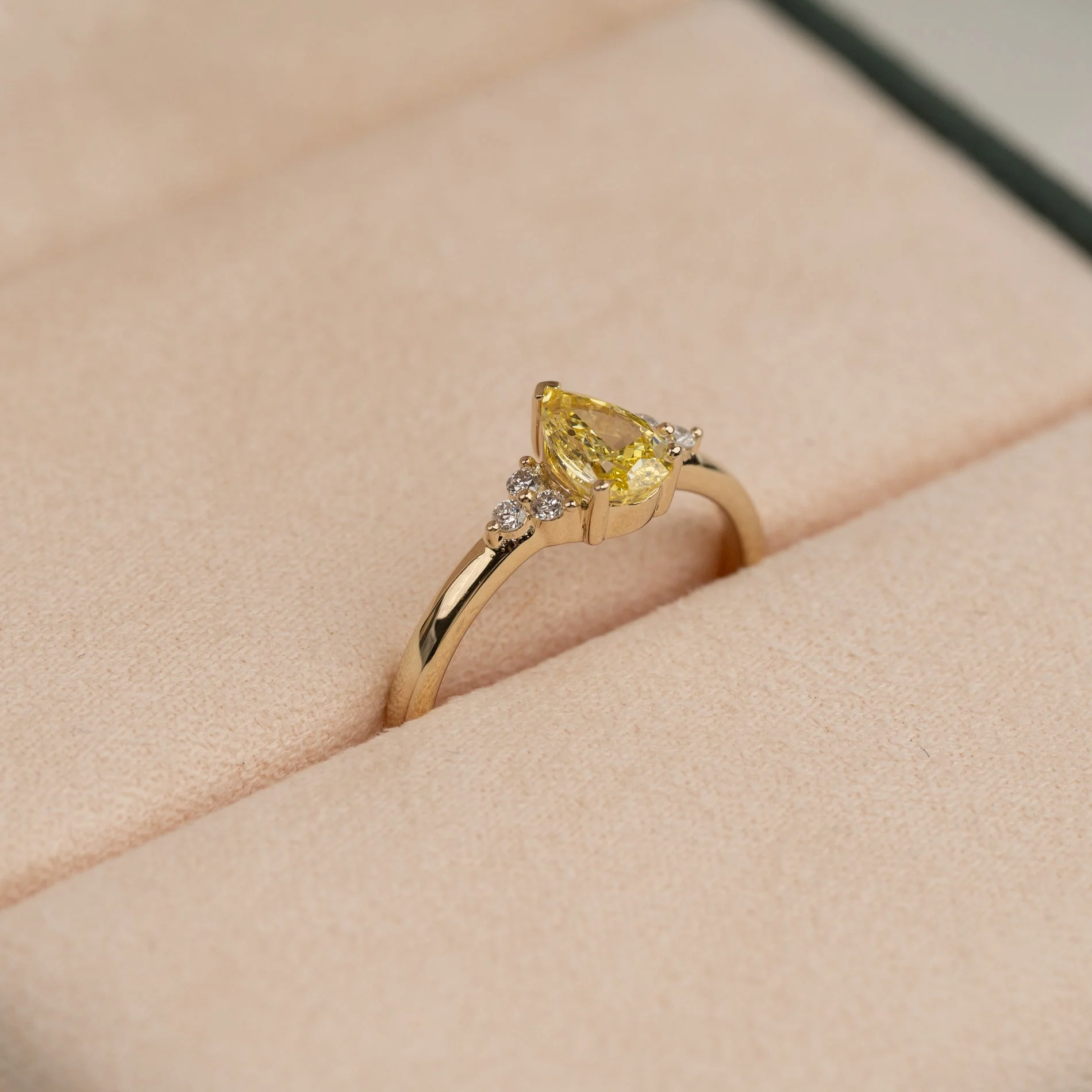PEAR-CUT TRIAD YELLOW LAB-DIAMOND RING - 0.65ct - YG - Image 7