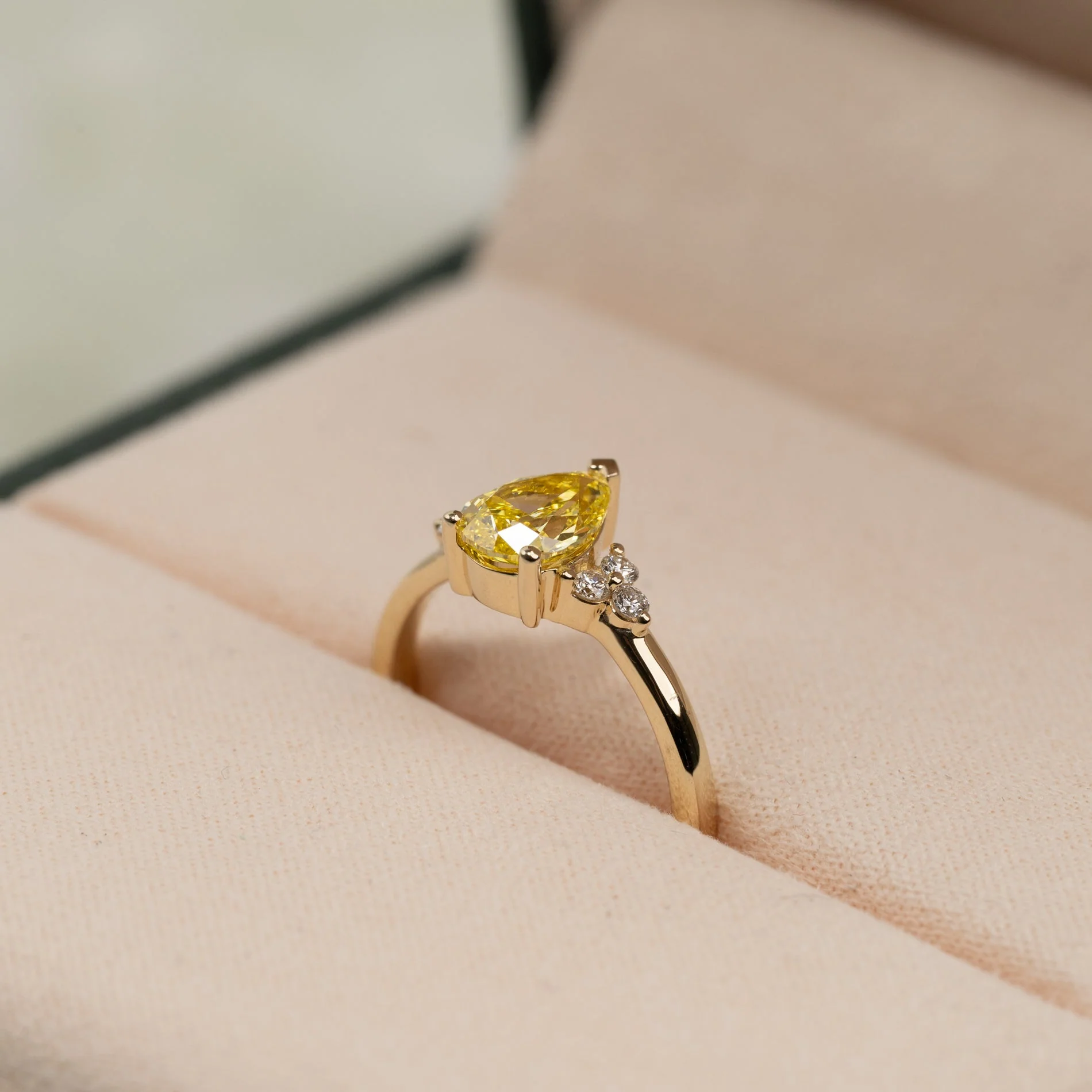 PEAR-CUT TRIAD YELLOW LAB-DIAMOND RING - 1.15ct - YG - Image 3
