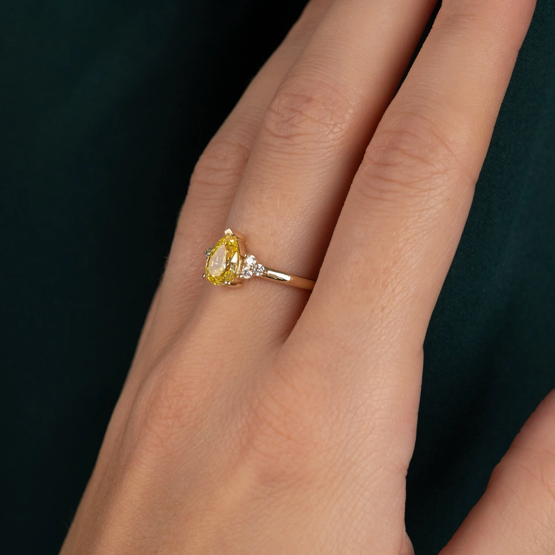 PEAR-CUT TRIAD YELLOW LAB-DIAMOND RING - 1.15ct - YG - Image 4