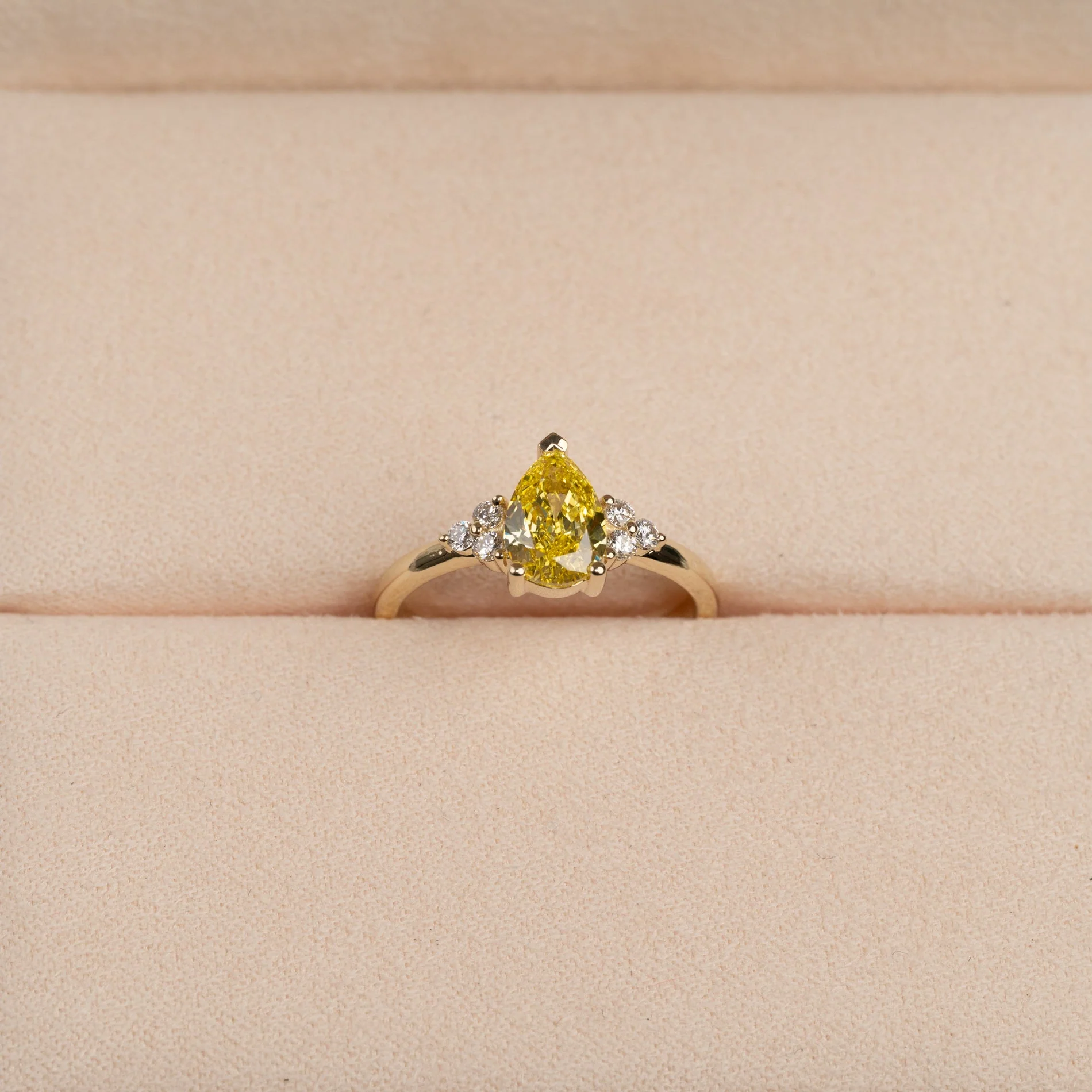 PEAR-CUT TRIAD YELLOW LAB-DIAMOND RING - 1.15ct - YG - Image 5
