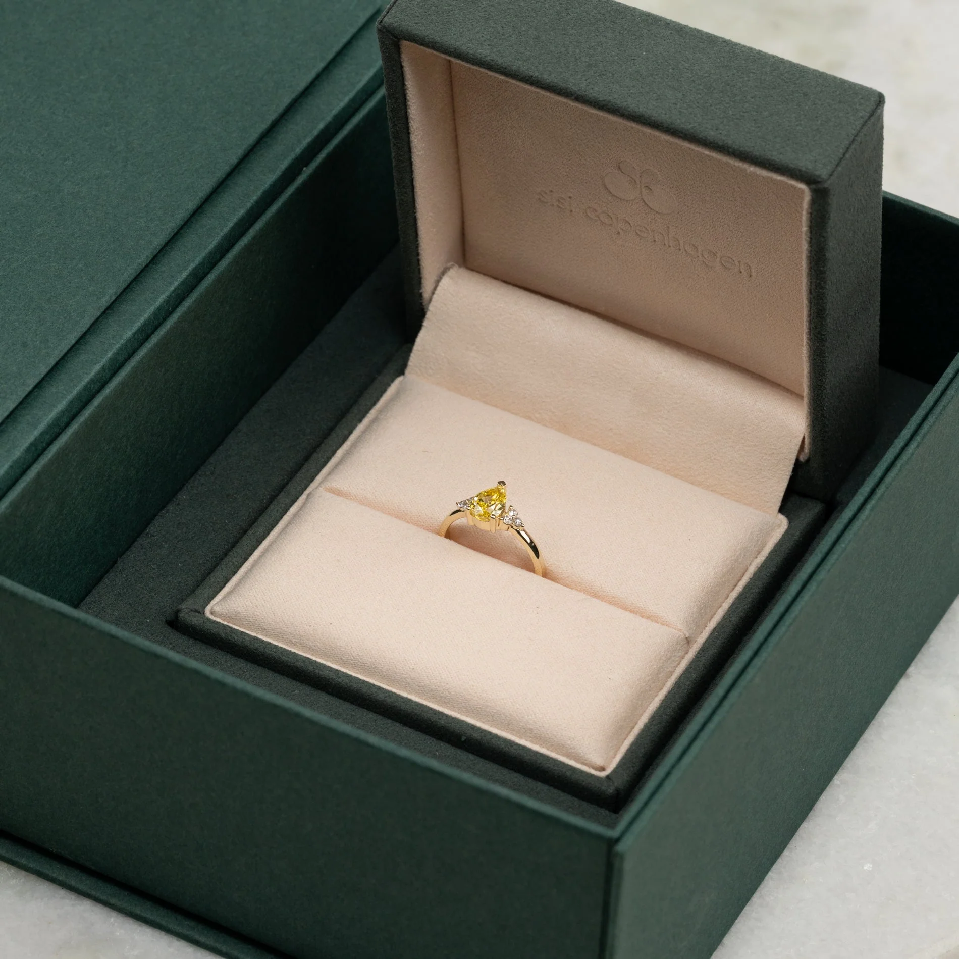 PEAR-CUT TRIAD YELLOW LAB-DIAMOND RING - 1.15ct - YG - Image 8