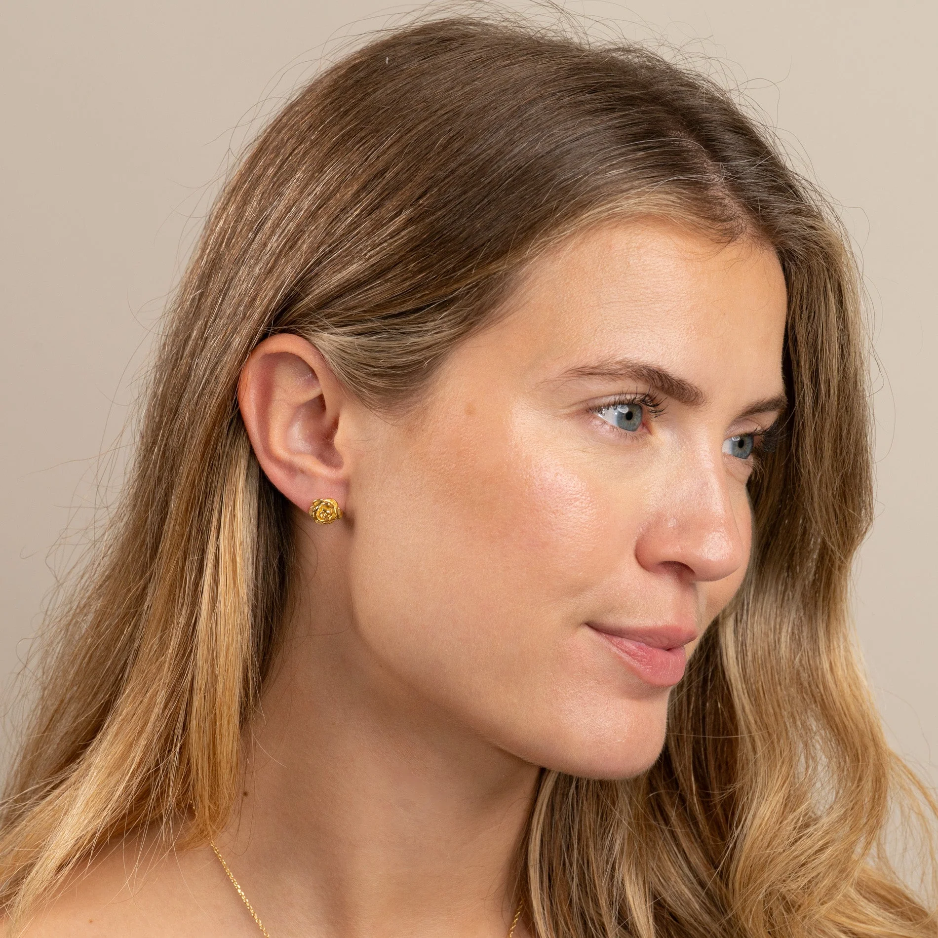 ROSIE GOLDEN MEDIUM STUD EARRING - Image 6