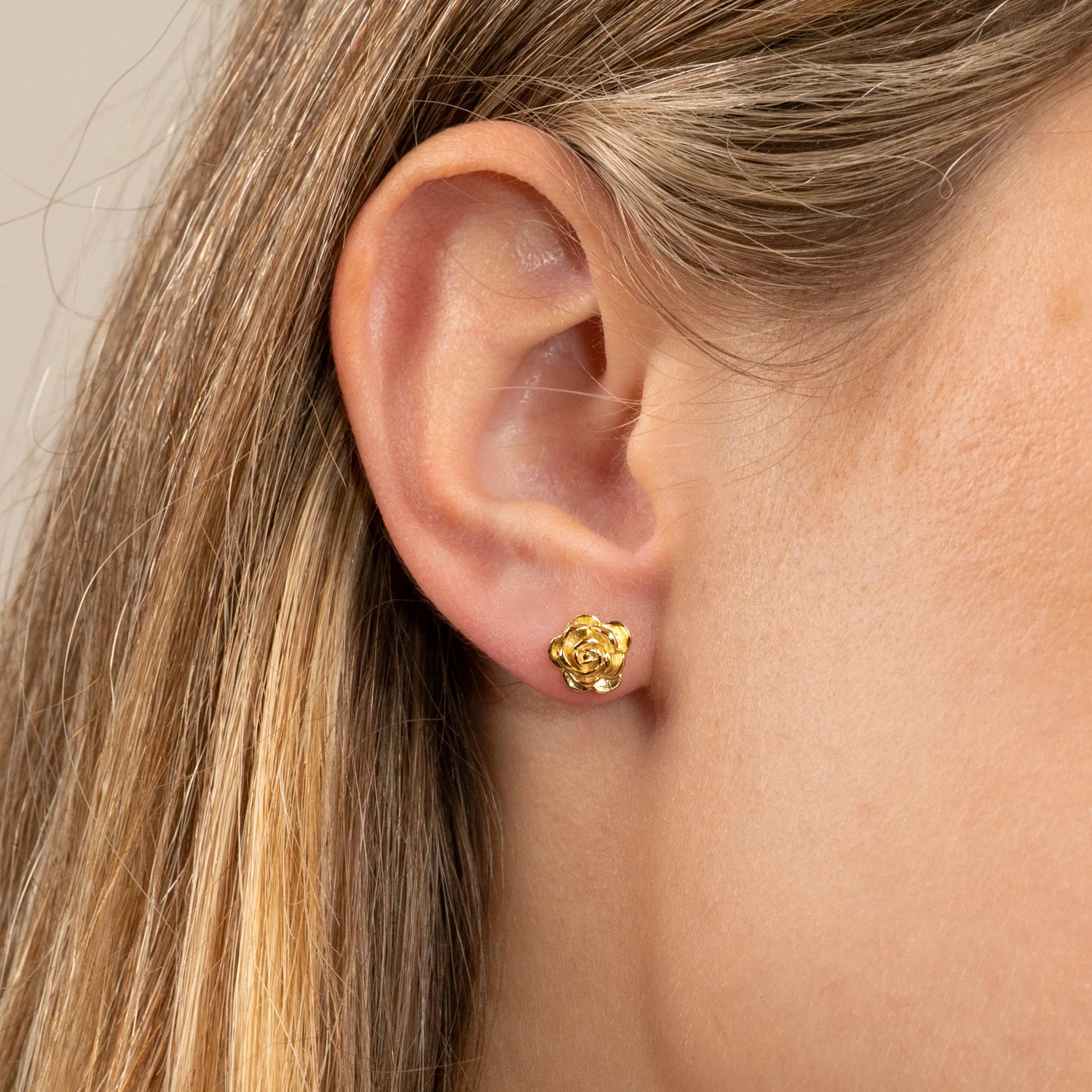 ROSIE GOLDEN SMALL STUD EARRING - Image 2