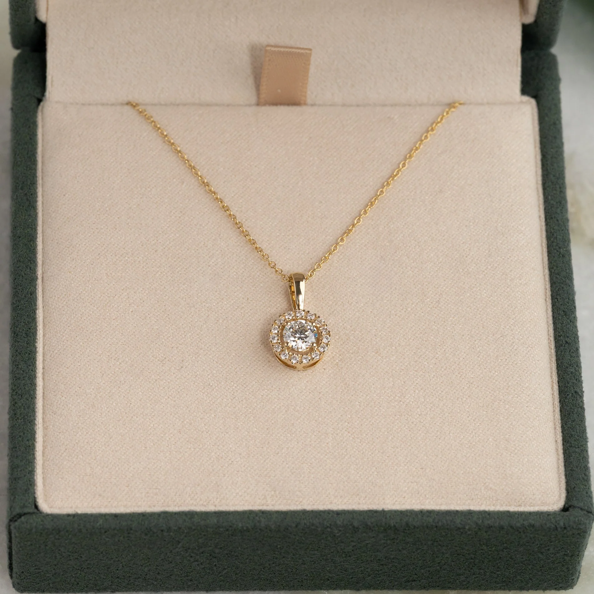 ROUND HALO LAB-DIAMOND PENDANT - 0.66ct - YG - Image 4