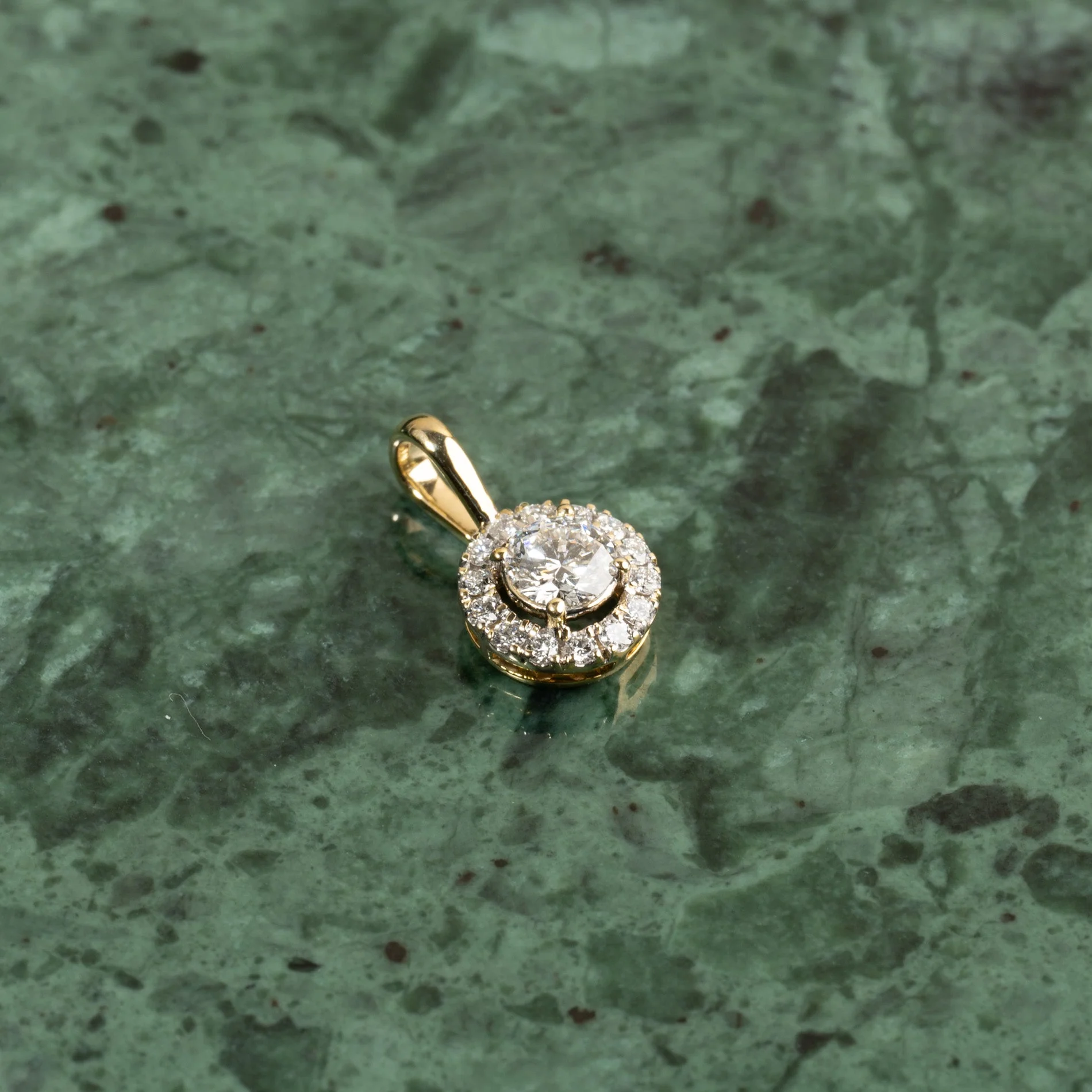 ROUND HALO DIAMOND PENDANT