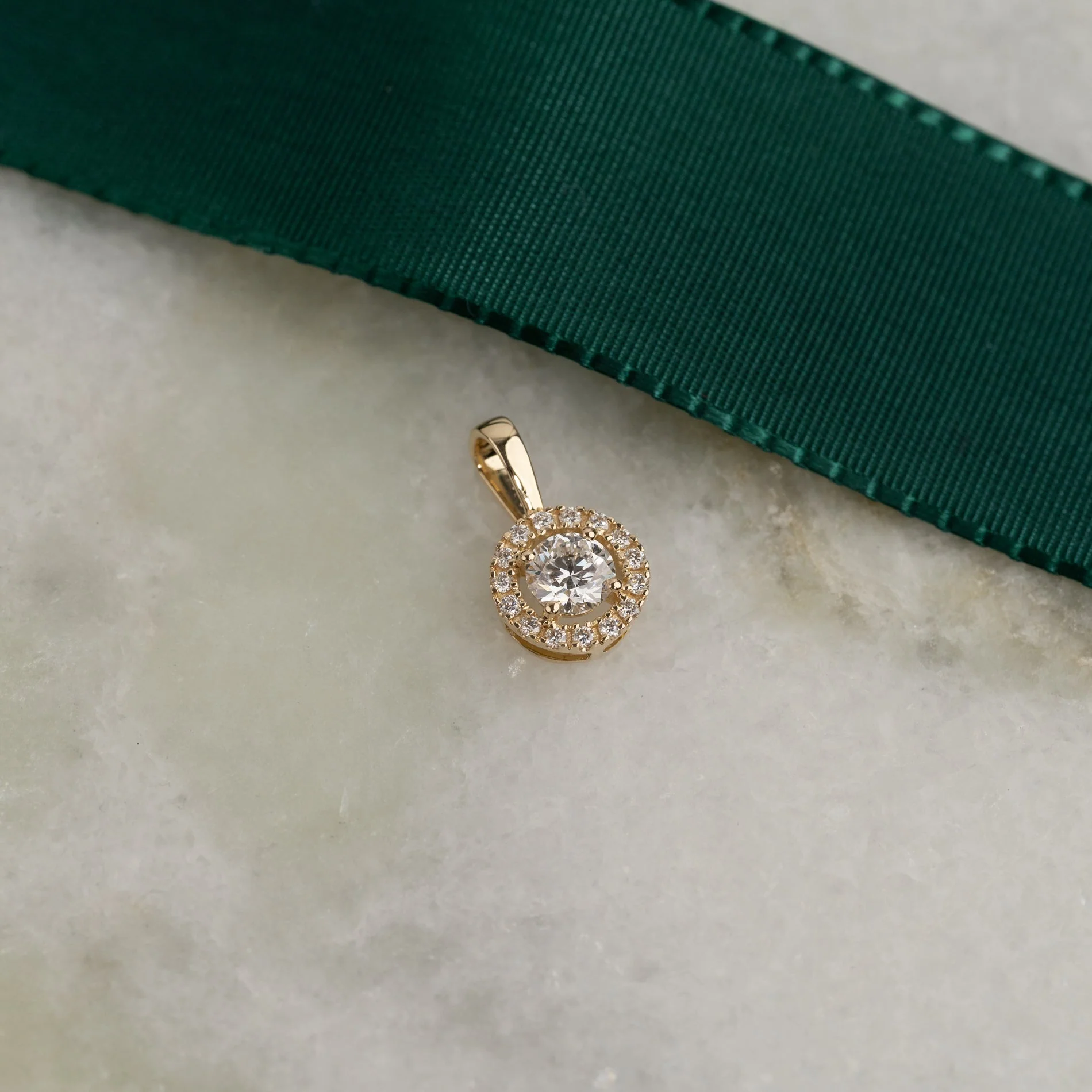 ROUND HALO DIAMOND PENDANT - Image 3