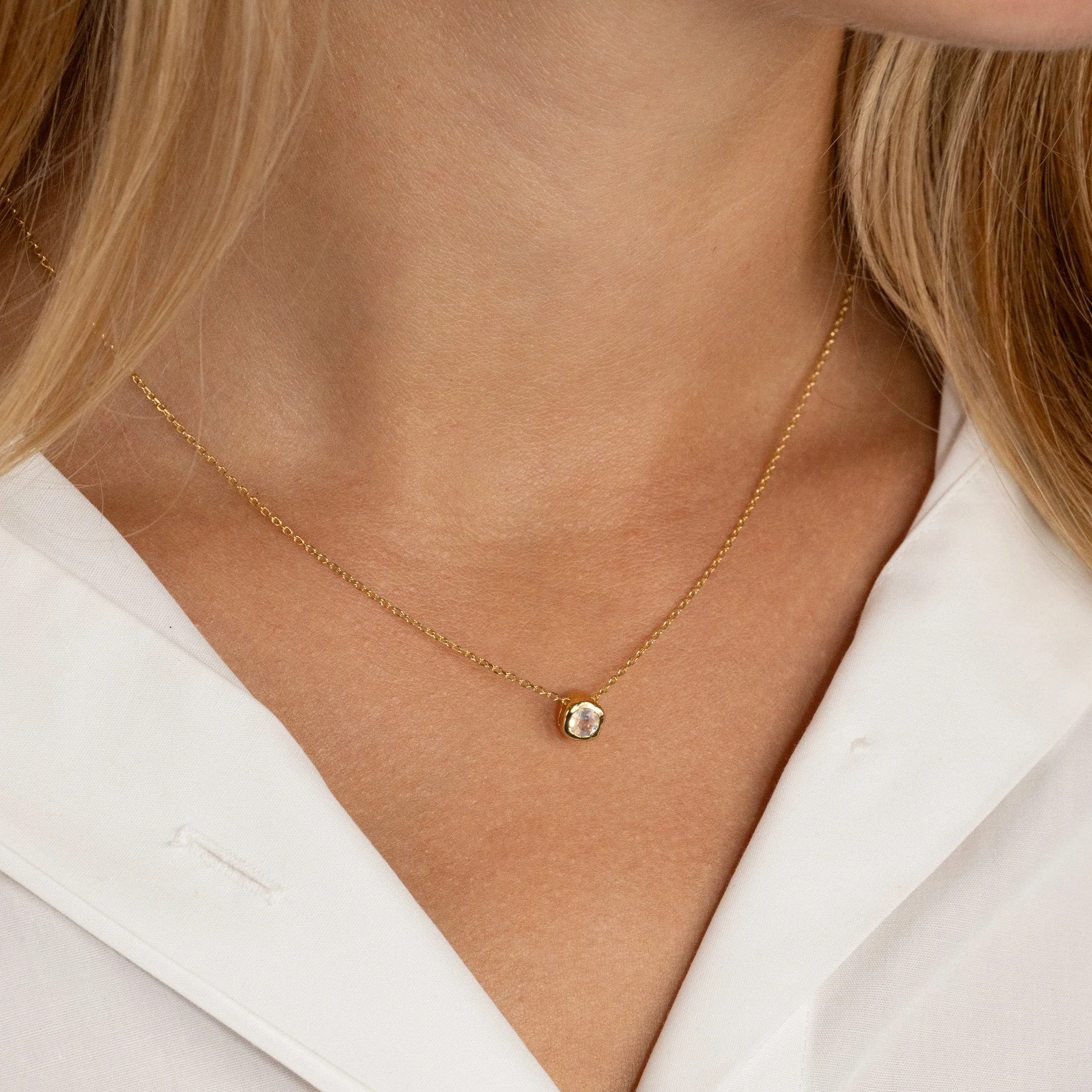 SELENE MOONSTONE GOLDEN FLOATING PENDANT - Image 3