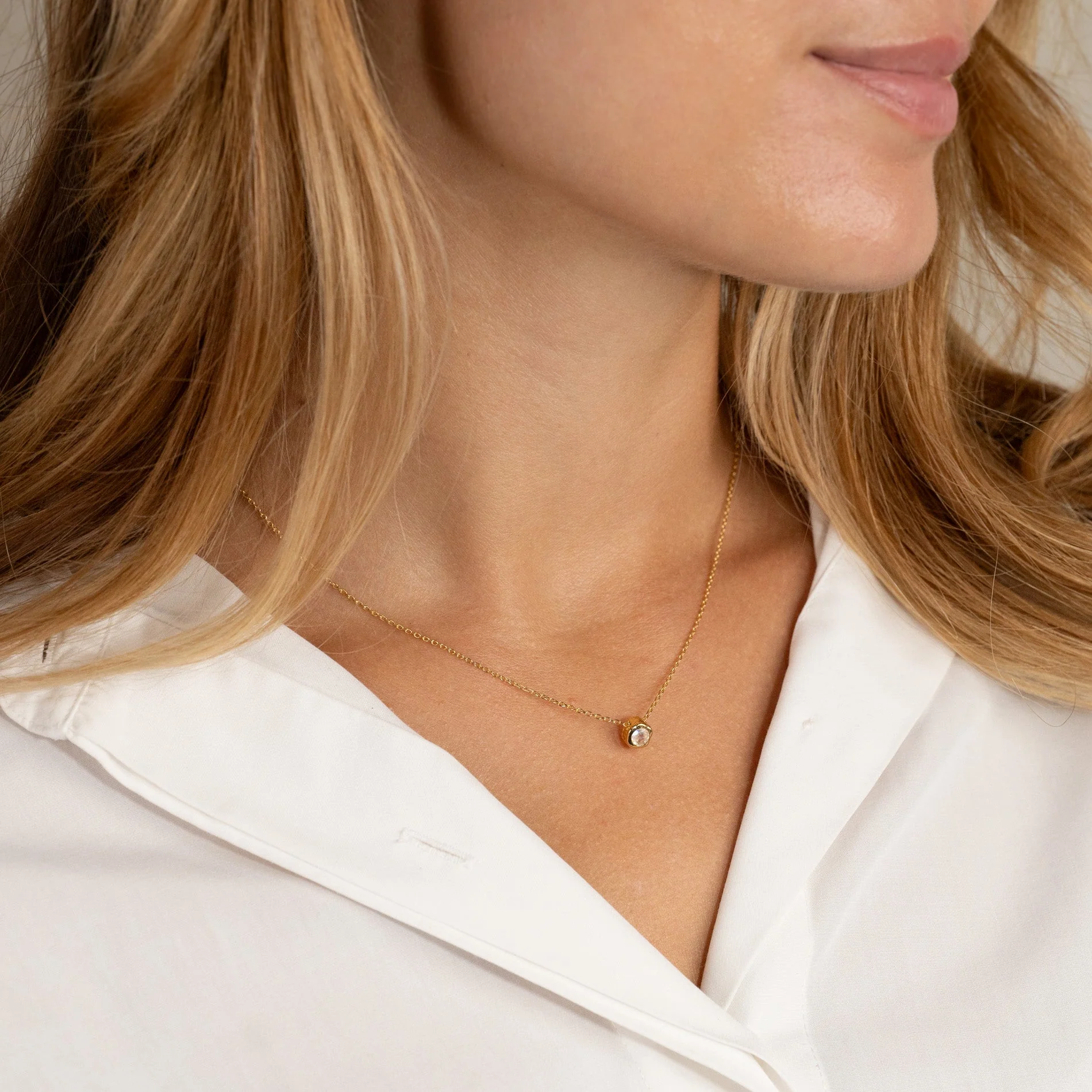 SELENE MOONSTONE GOLDEN FLOATING PENDANT - Image 7