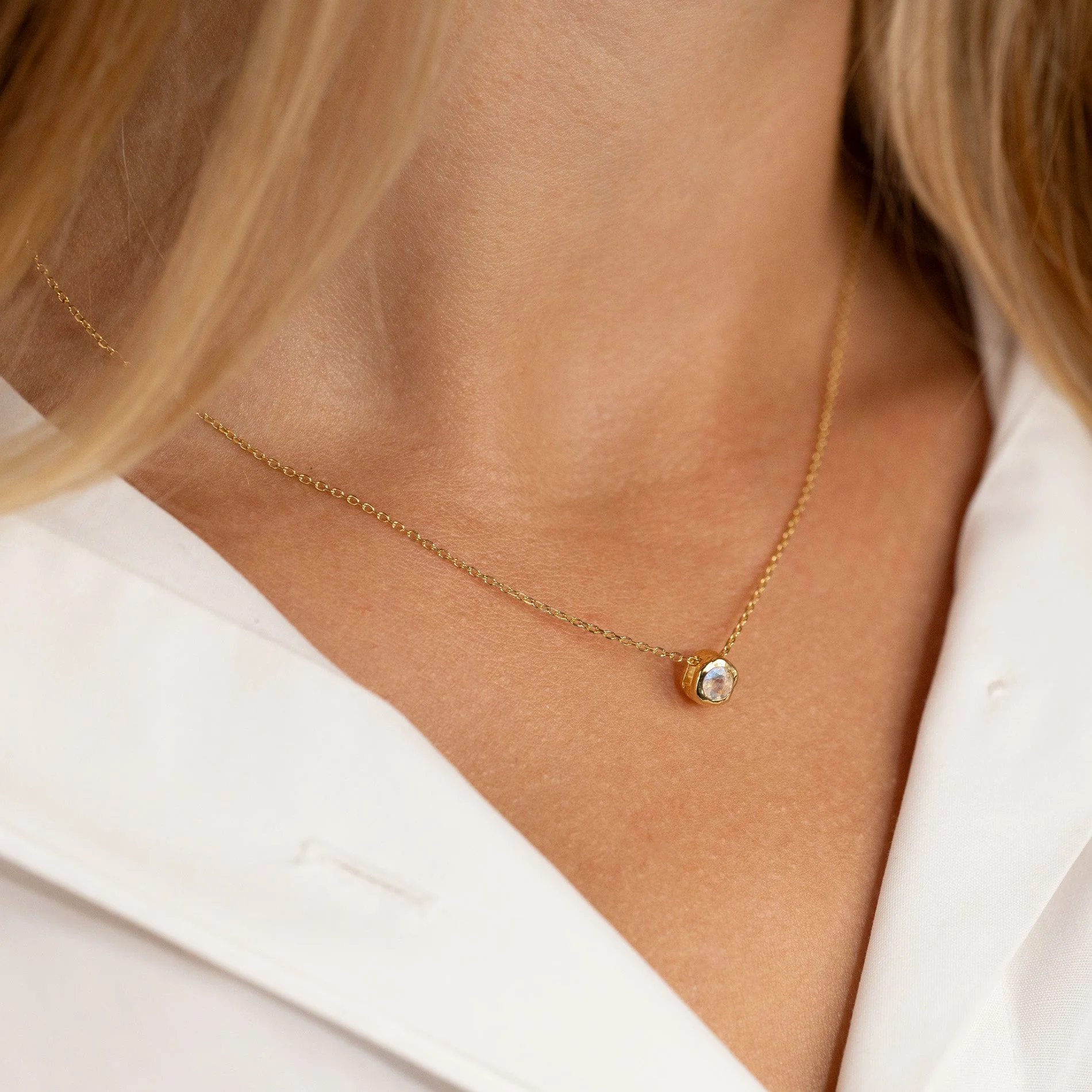 SELENE MOONSTONE GOLDEN FLOATING PENDANT - Image 8