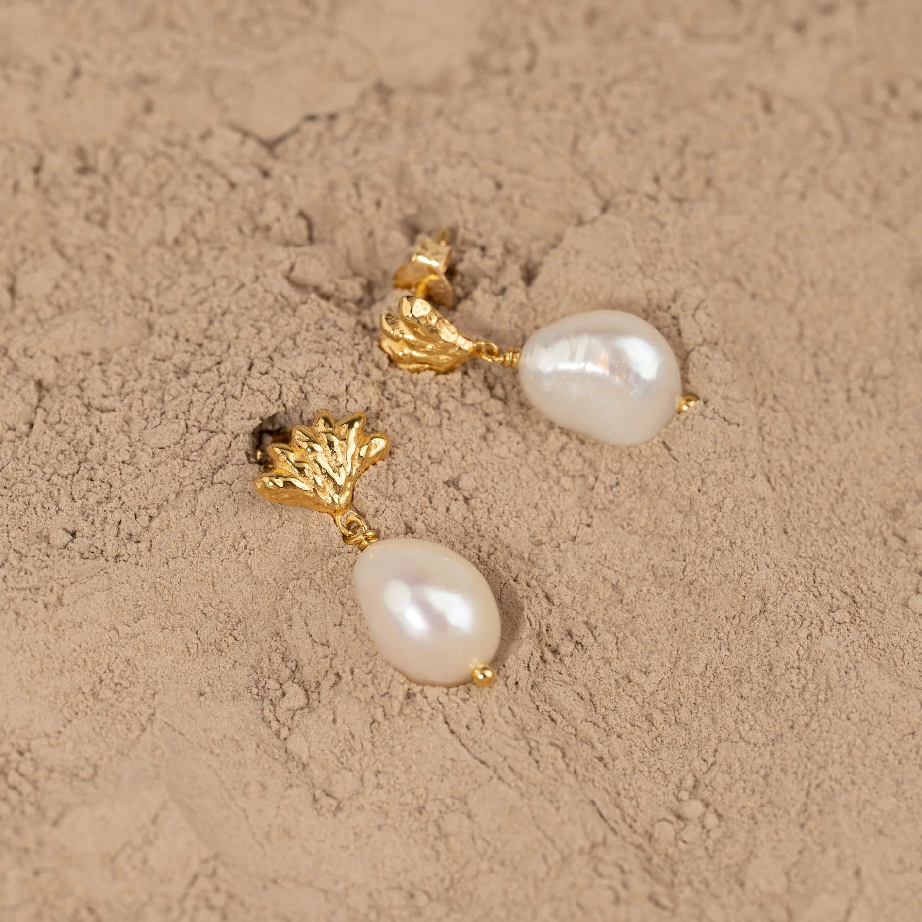 SHELLY PEARL GOLDEN EARRING