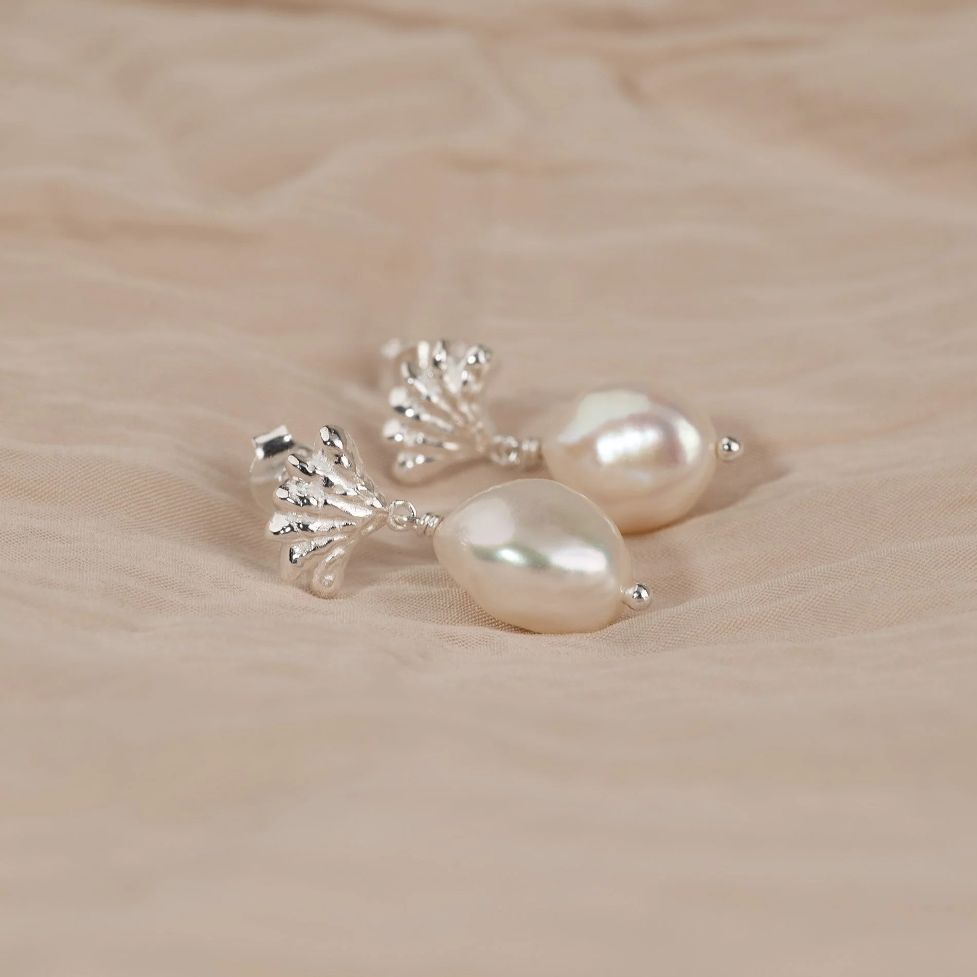 SHELLY PEARL SILVER EARRING