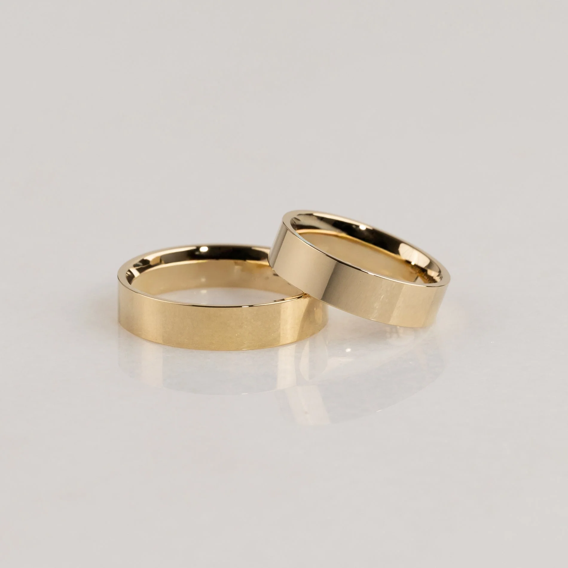 SIMPLE FLAT COMFORT WEDDING BAND - 5mm - YG - Image 3