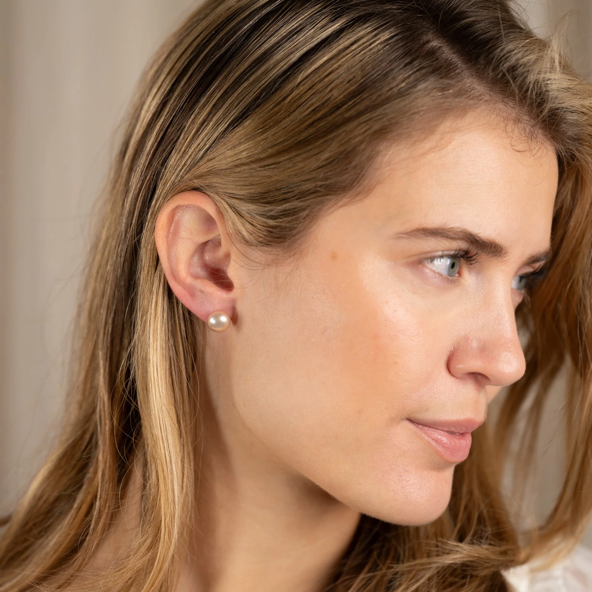 SIMPLE ROSE PEARL SILVER STUD EARRING - Image 5