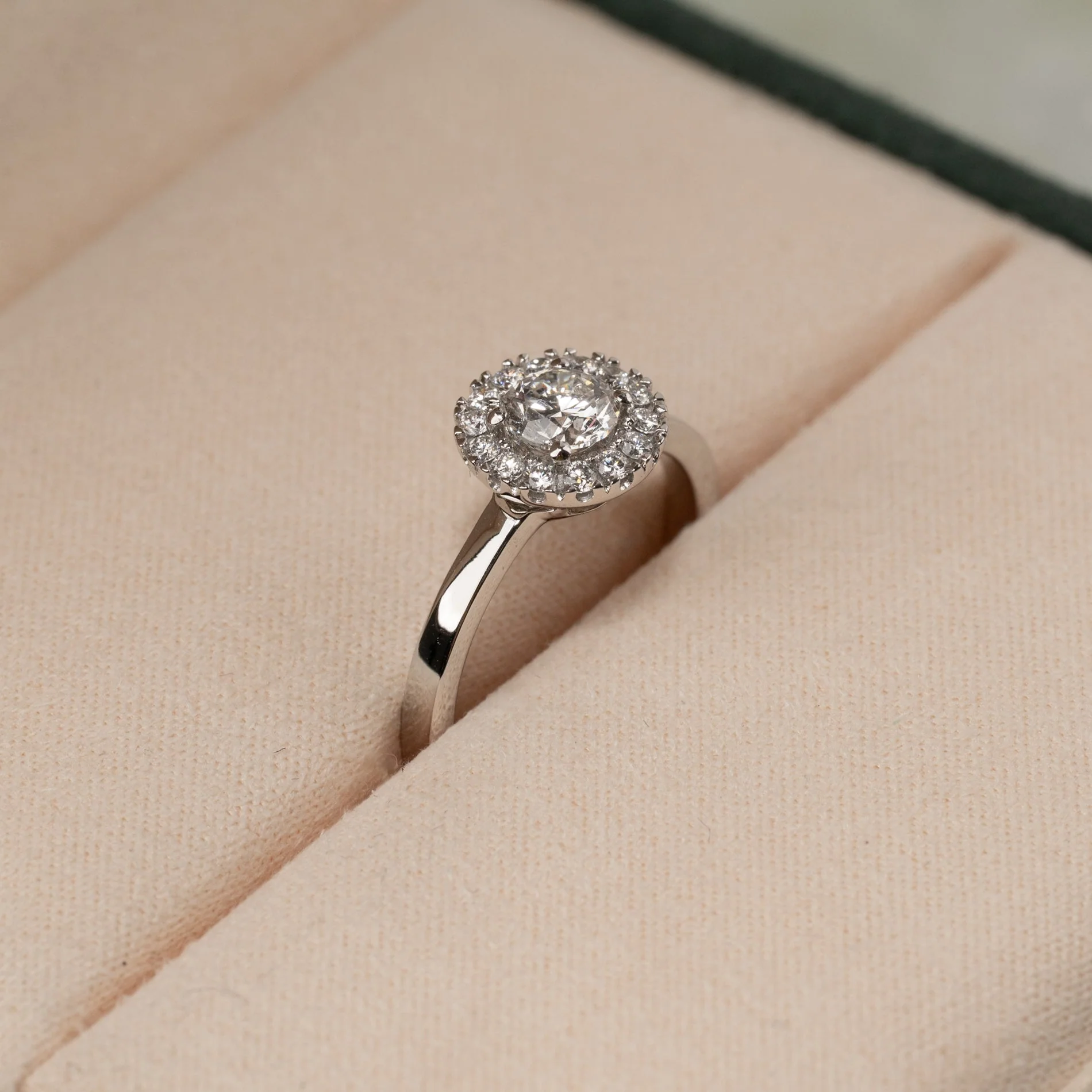 SIMPLE ROUND HALO LAB-DIAMOND RING - 0.7ct - WG - Image 3