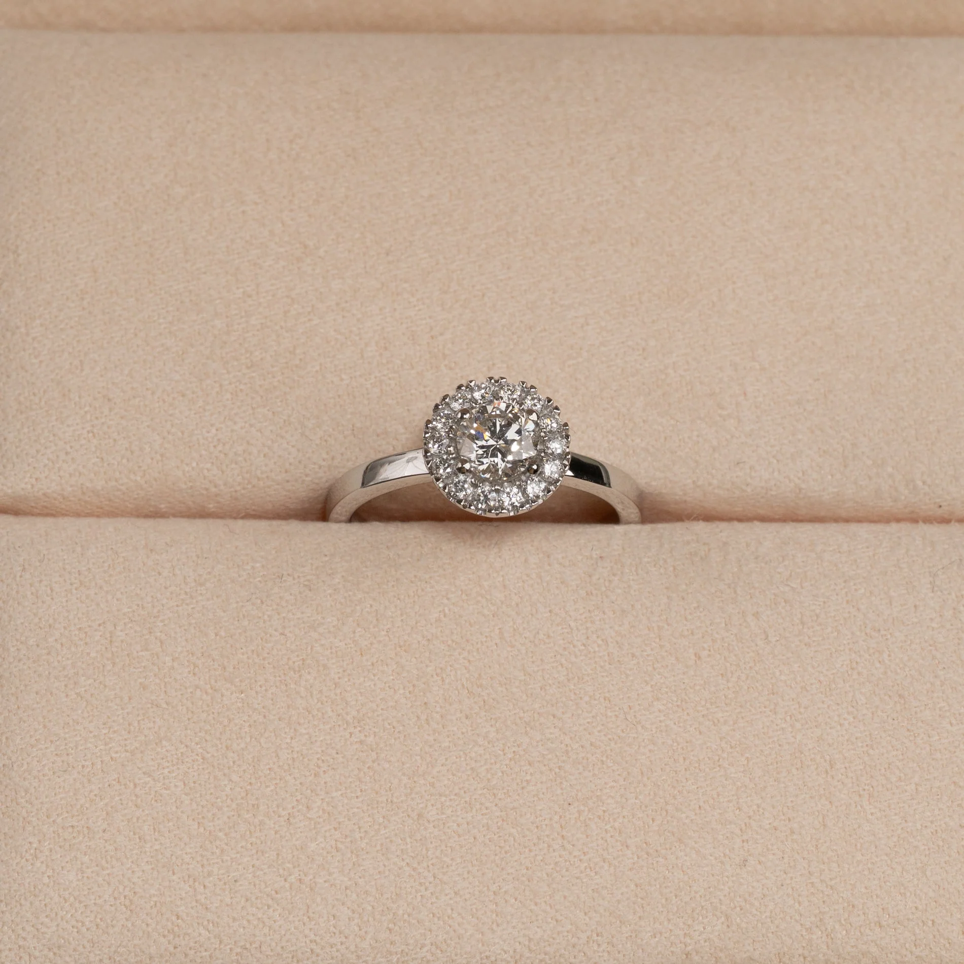 SIMPLE ROUND HALO LAB-DIAMOND RING - 0.7ct - WG - Image 4