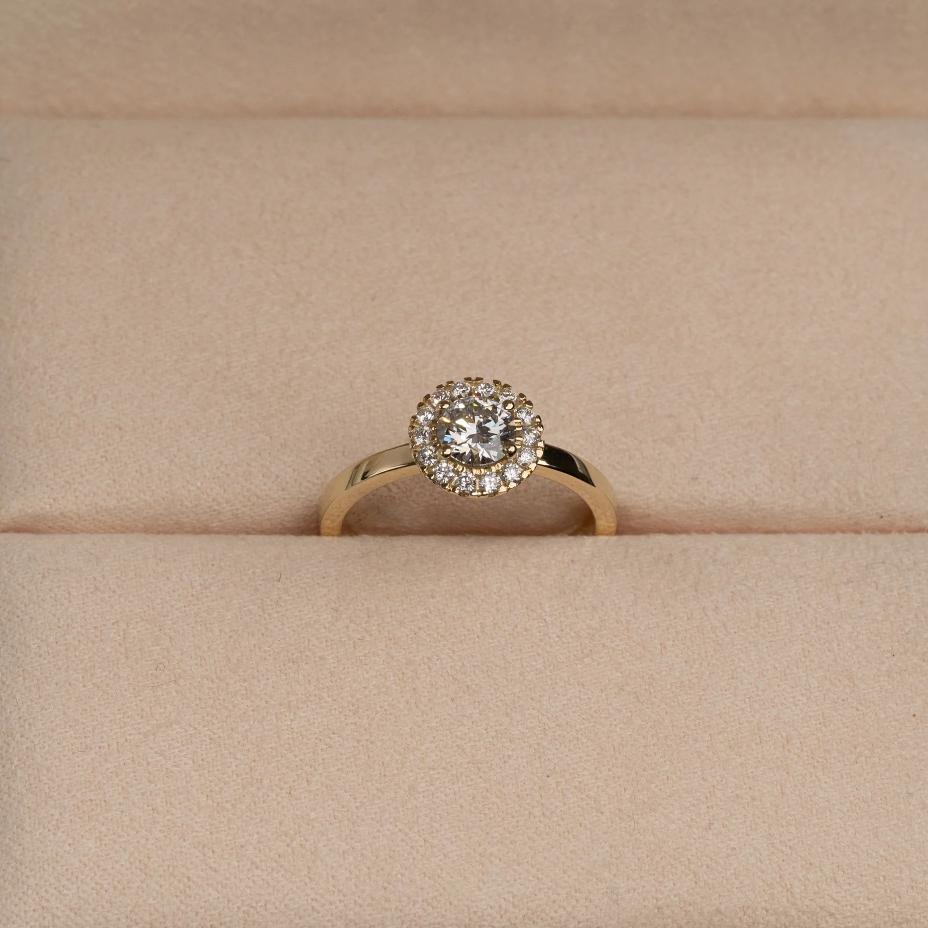 SIMPLE ROUND HALO LAB-DIAMOND RING - 0.7ct - YG - Image 3