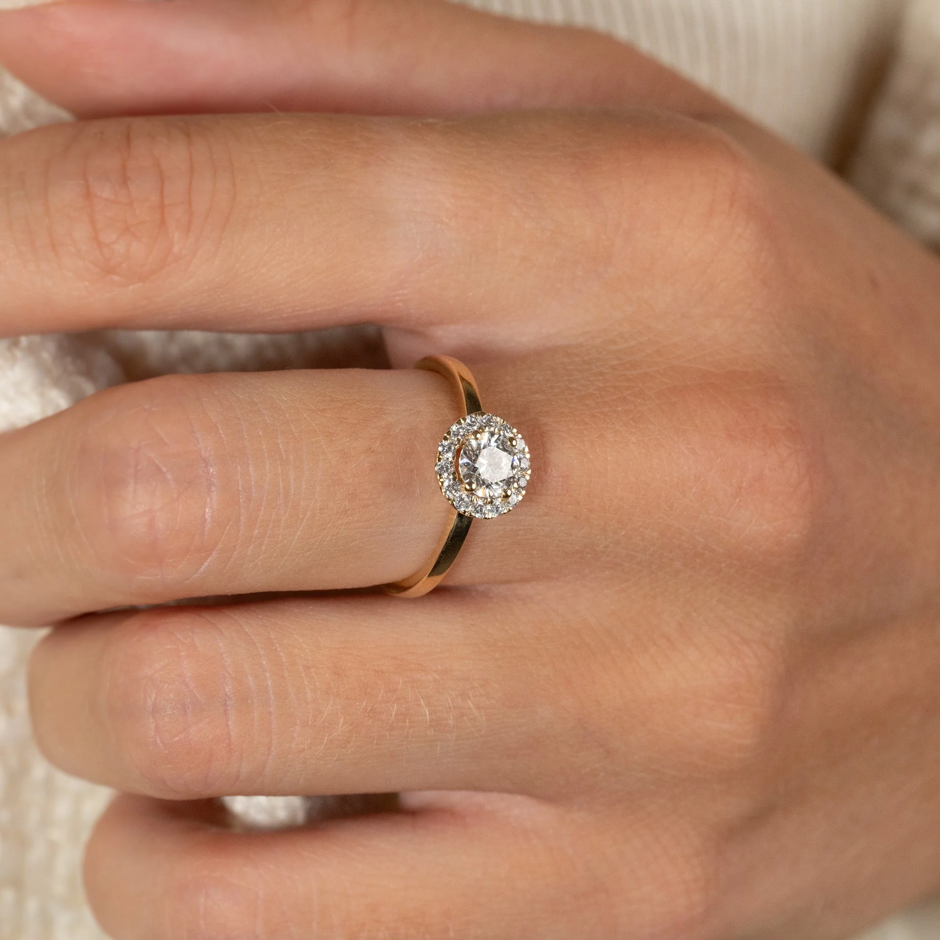 SIMPLE ROUND HALO LAB-DIAMOND RING - 0.7ct - YG - Image 4