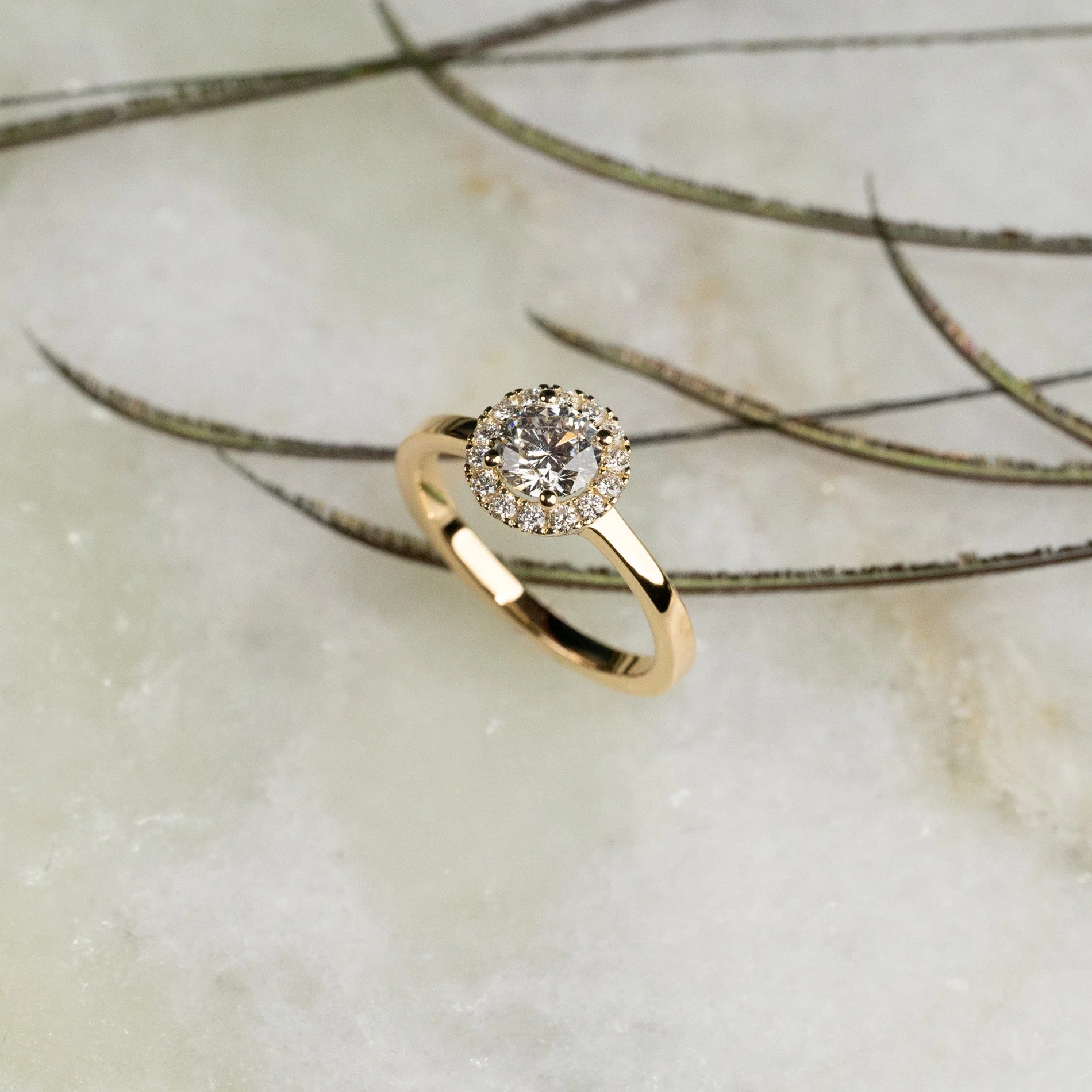 SIMPLE ROUND HALO LAB-DIAMOND RING - 1.0ct - YG
