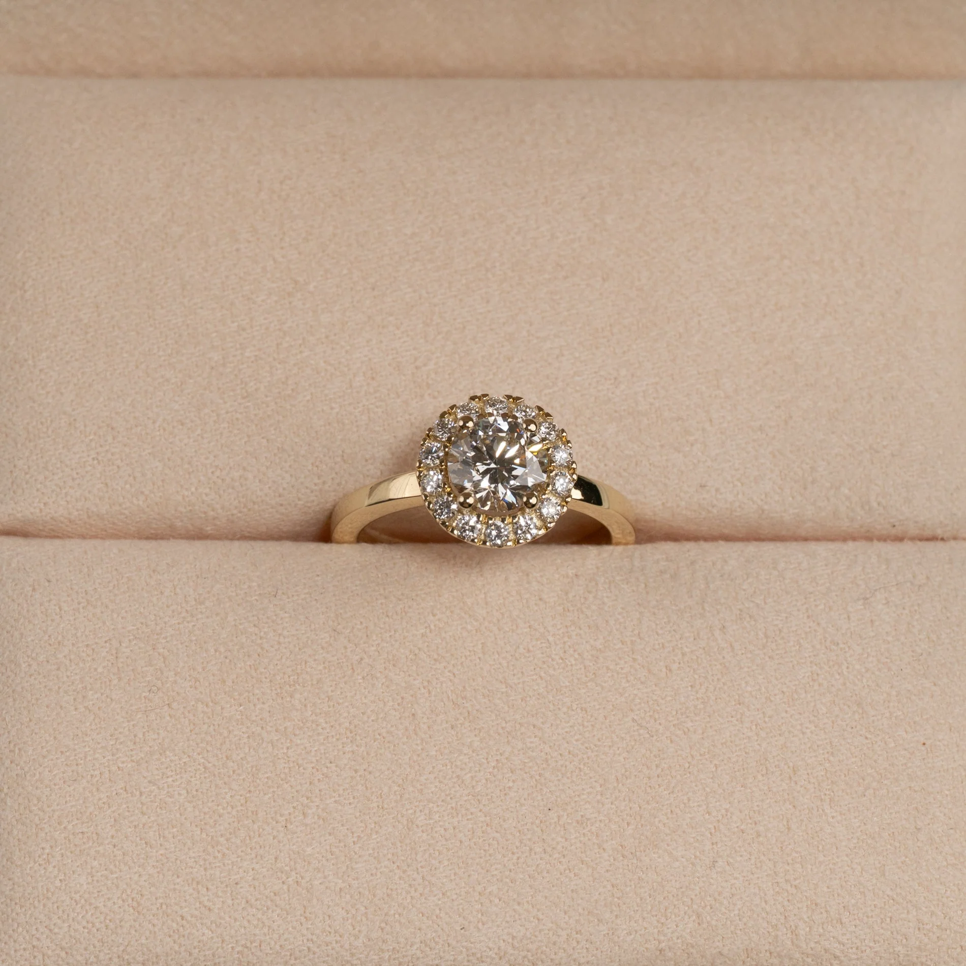 SIMPLE ROUND HALO LAB-DIAMOND RING - 1.25ct - YG - Image 3
