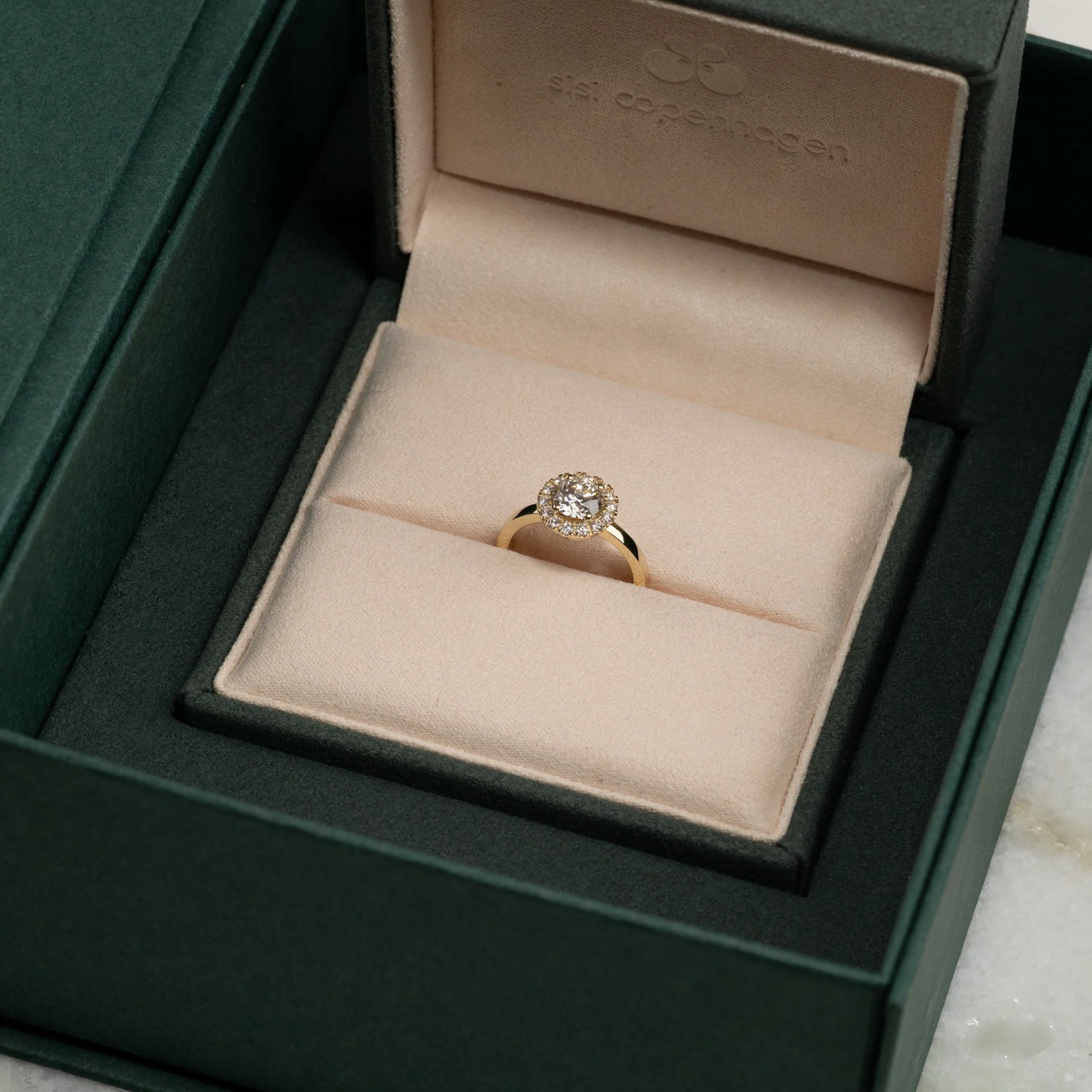 SIMPLE ROUND HALO LAB-DIAMOND RING - 1.25ct - YG - Image 8