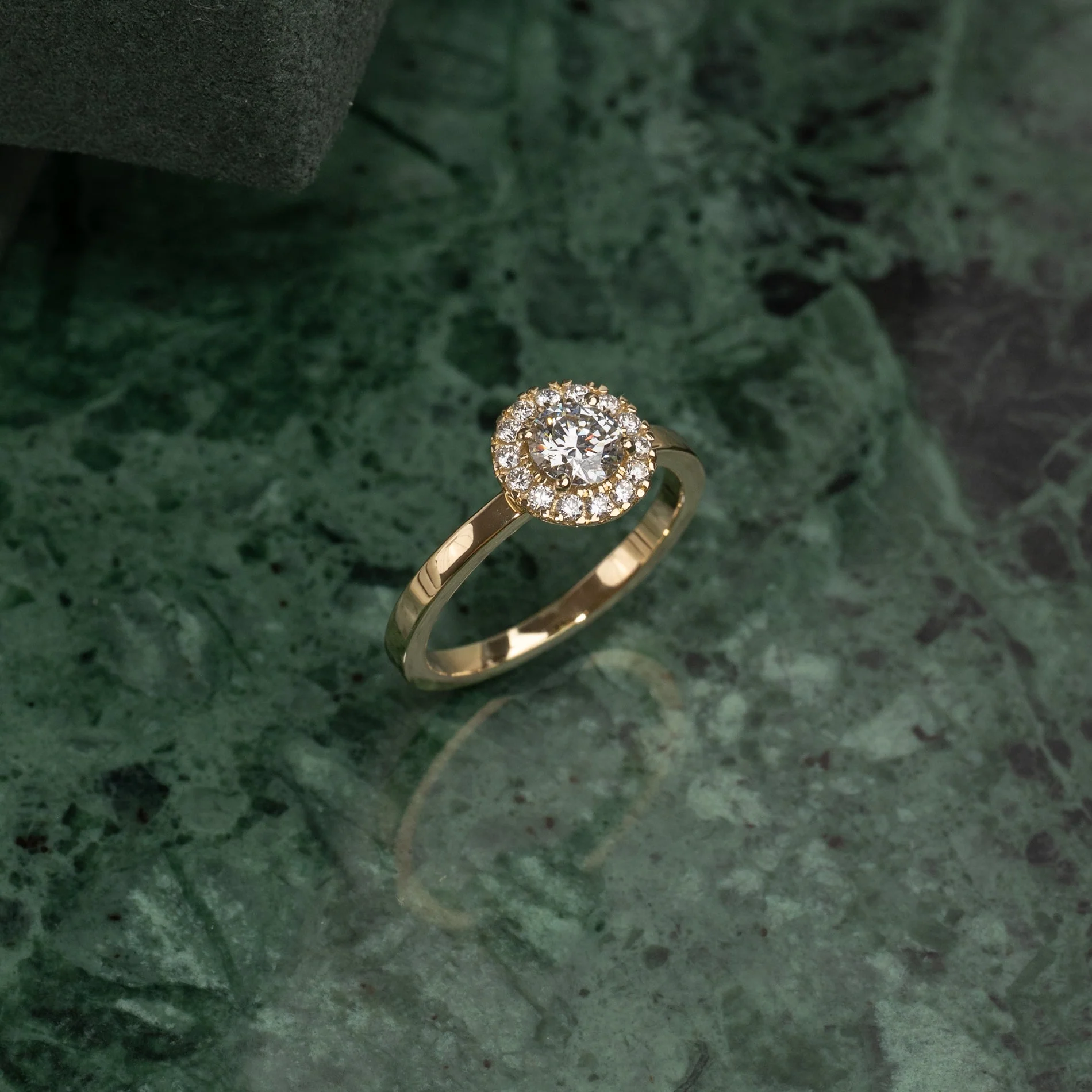 SIMPLE ROUND HALO LAB-DIAMOND RING - 0.7ct - YG